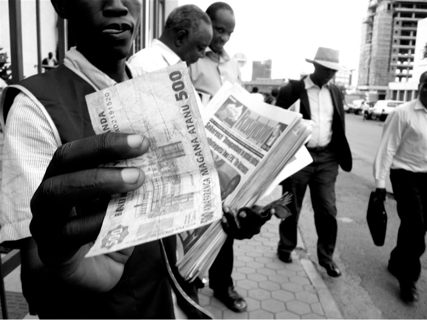 Newspaper seller on Avenue de l...nda. From http://kigaliwire.com