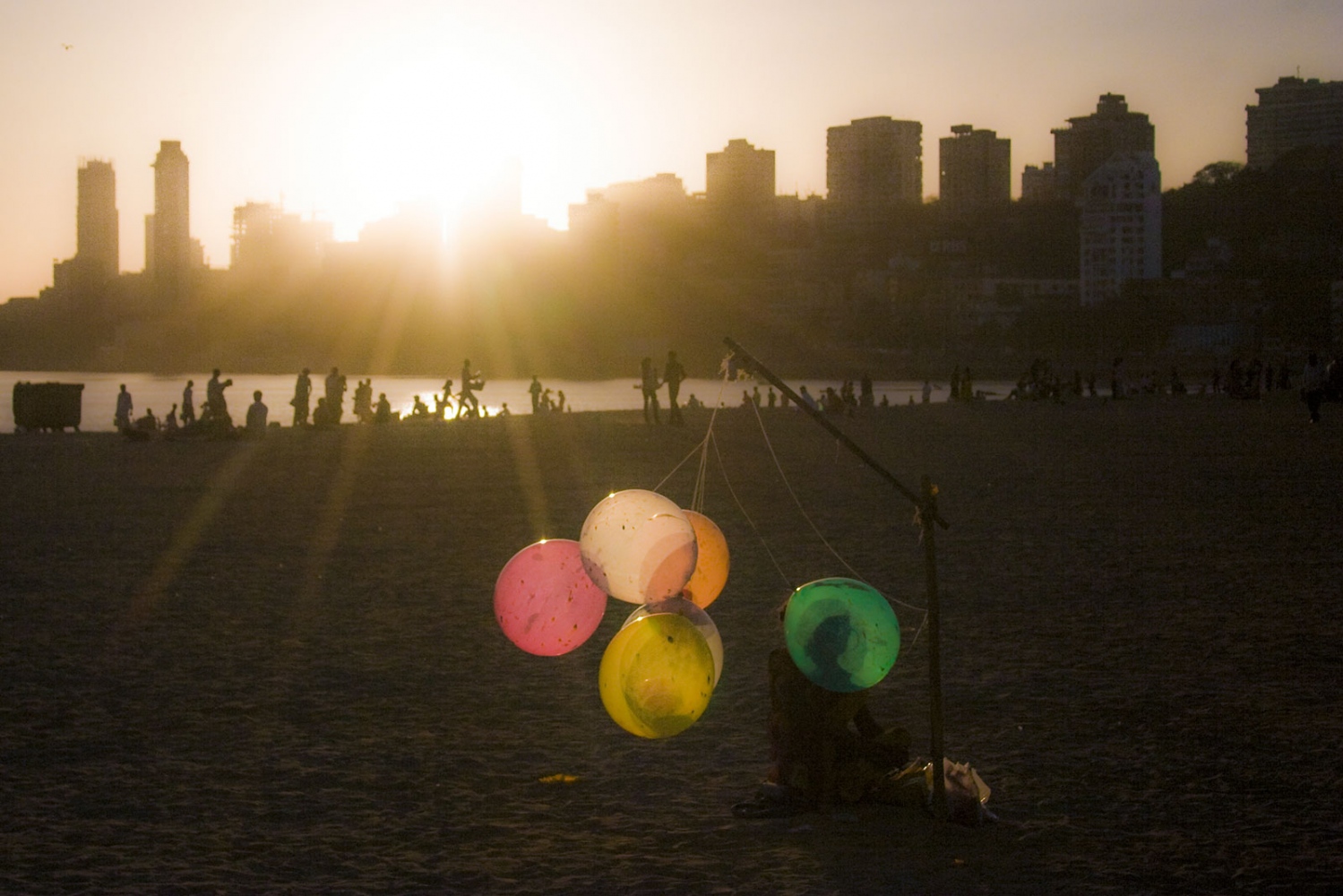 Art and Documentary Photography - Loading E-India-India_selection-farge-baloon_lady_chowpatty.jpg