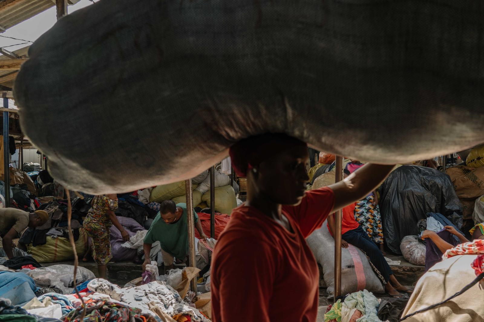 Some kayayei carry bales as hea...tinue working despite the pain.