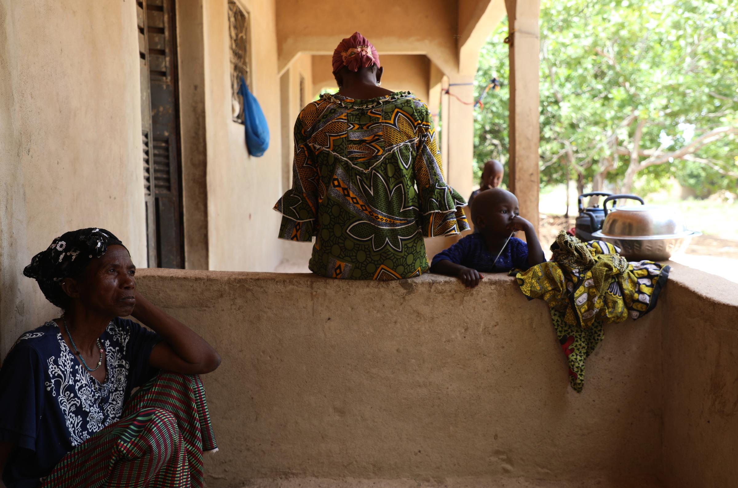 Art and Documentary Photography - Loading Gnambelegue23_10-05TL.JPG