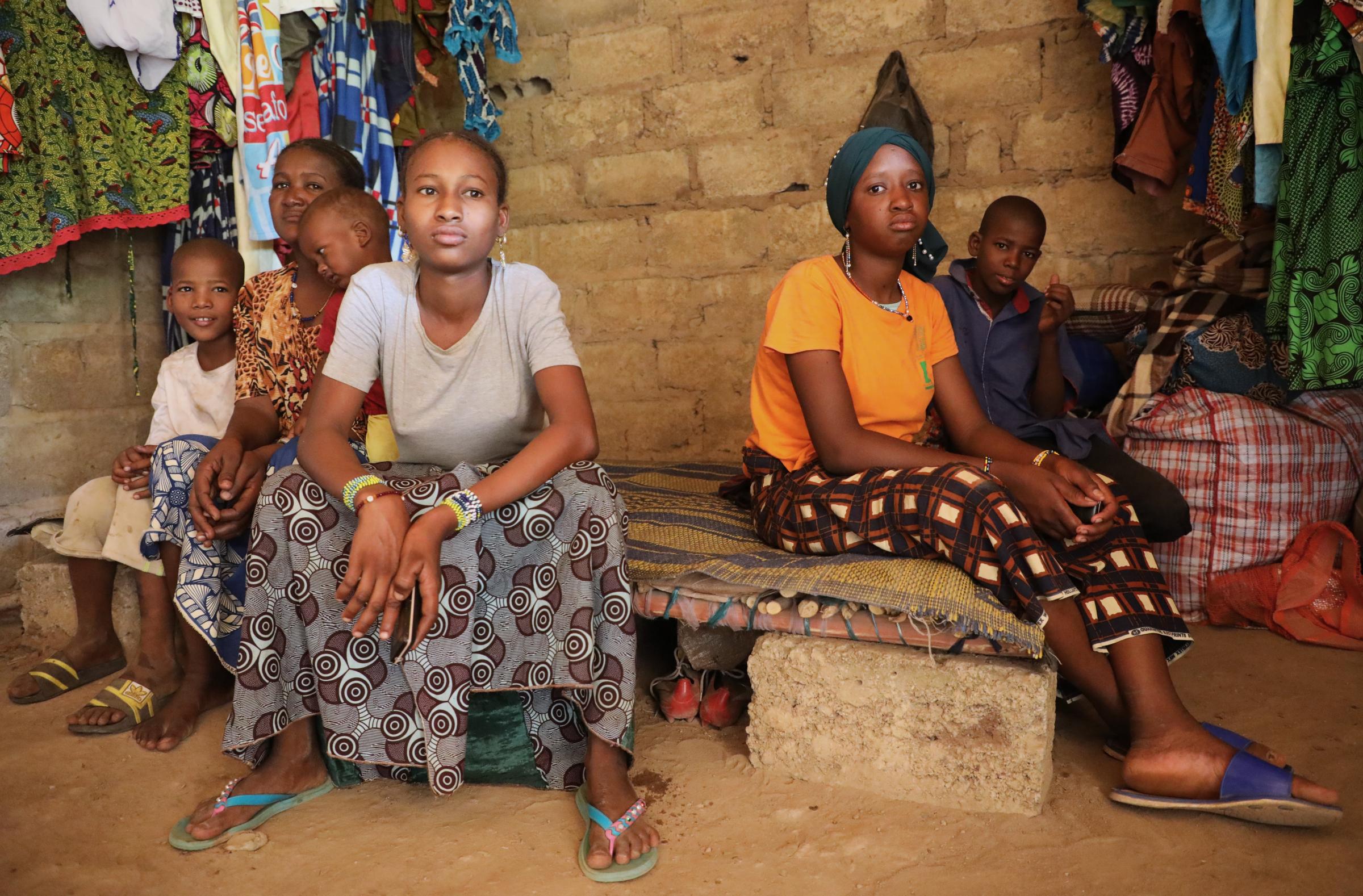 Art and Documentary Photography - Loading Gnambelegue40_10-05TL.JPG