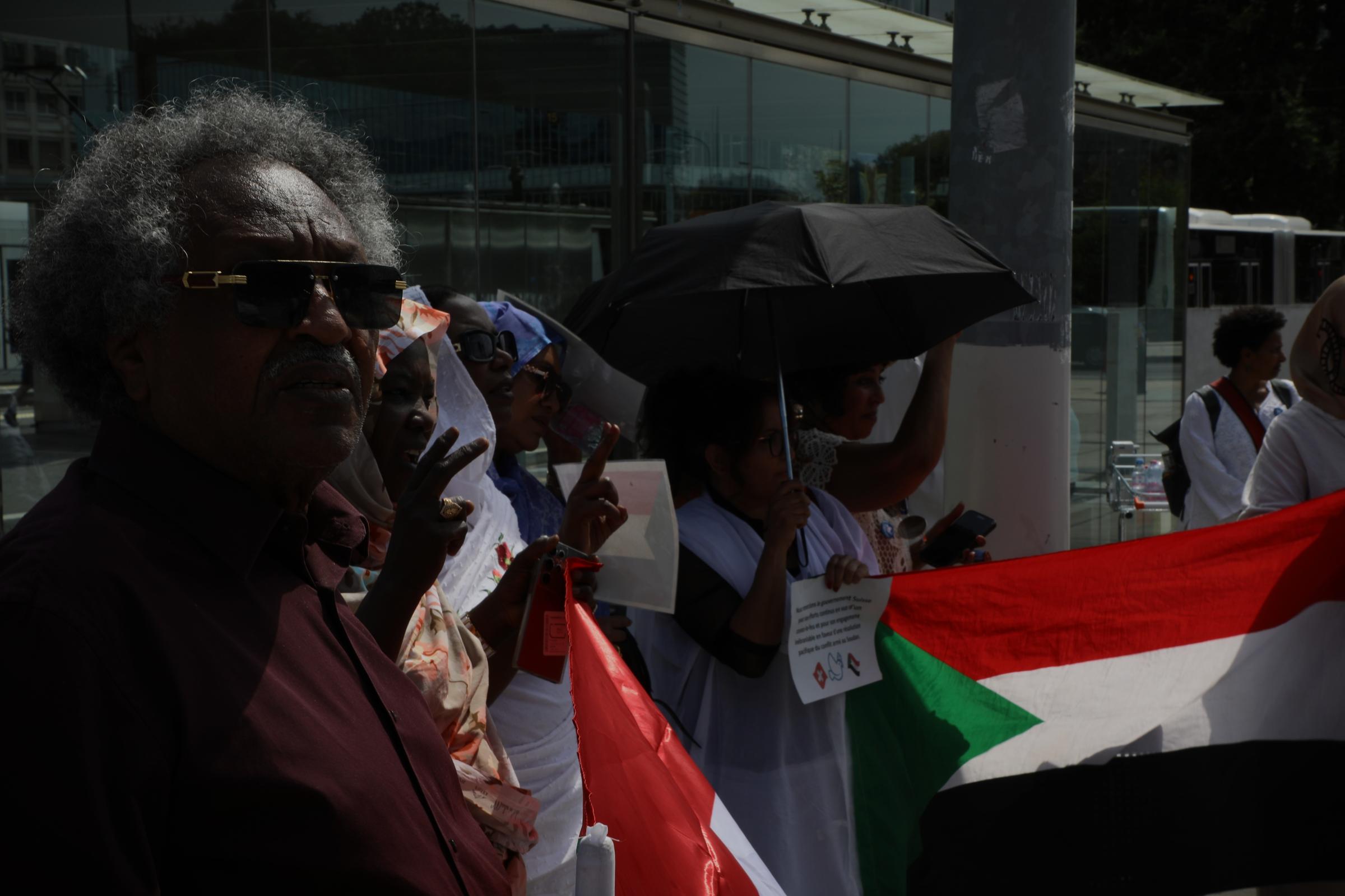 Art and Documentary Photography - Loading 007991LeaThomas-ManifestationSoudanONU5.JPG