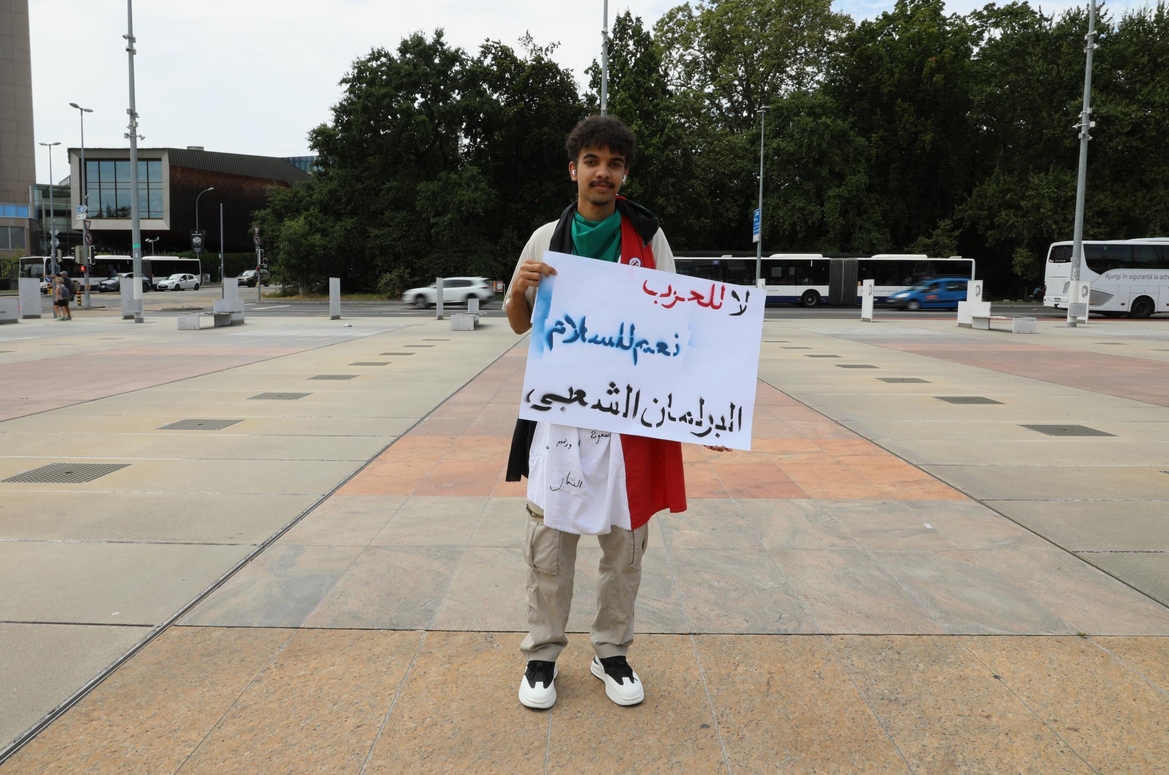 Art and Documentary Photography - Loading 007991LeaThomas-ManifestationSoudanONU8.JPG