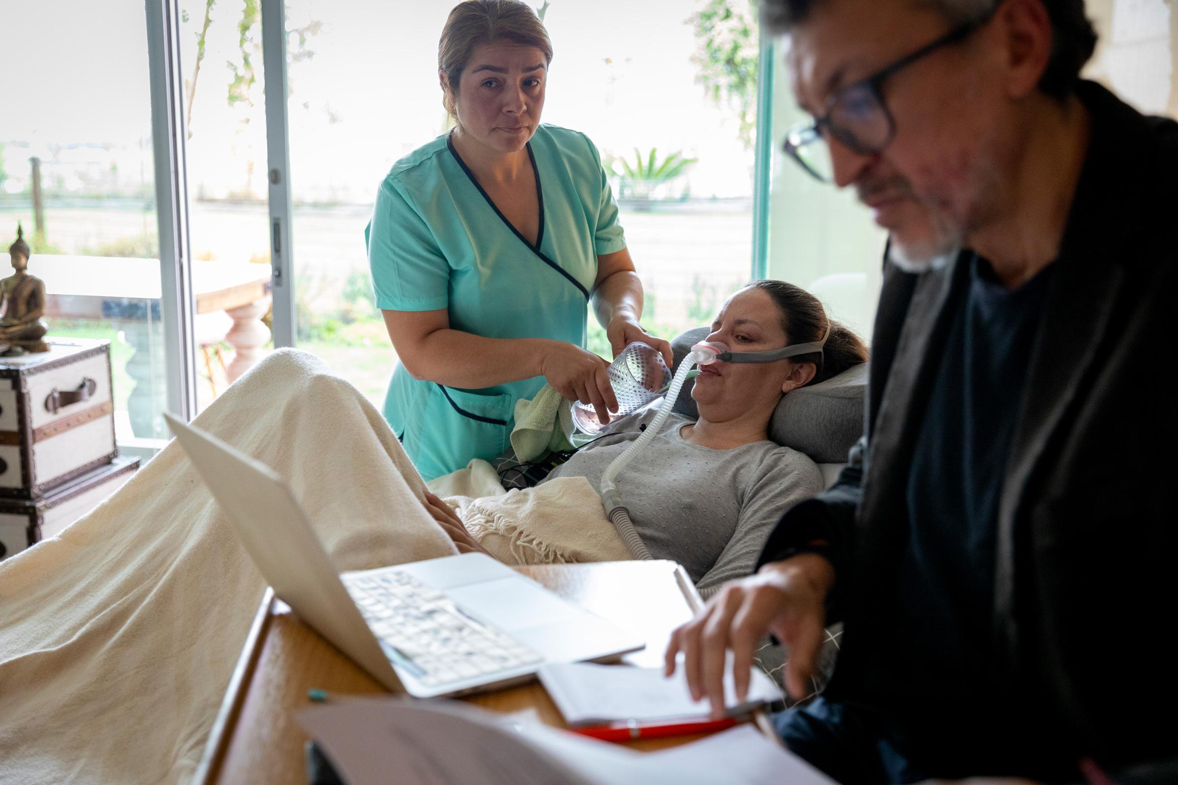 Ecuador legalizes euthanasia thanks to Paola Roldan's fight - A nurse attends to Paola Roldán during the public...