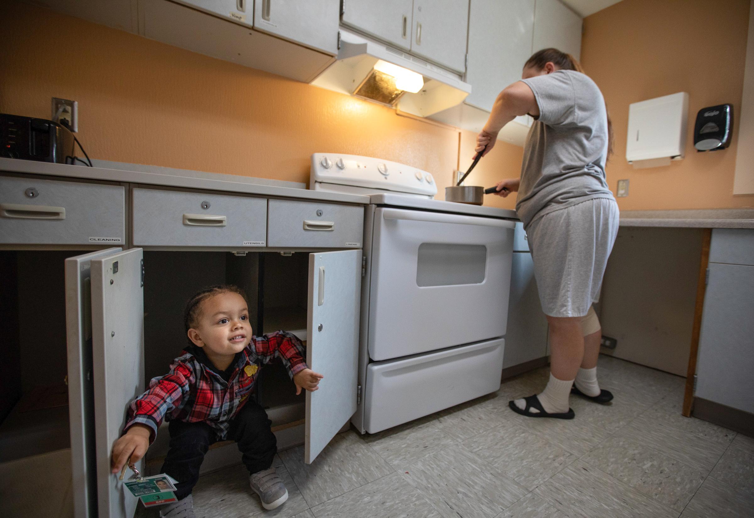 Babies Behind Bars - Crystal Lansdale cooks lunch for her toddler son Krishan...