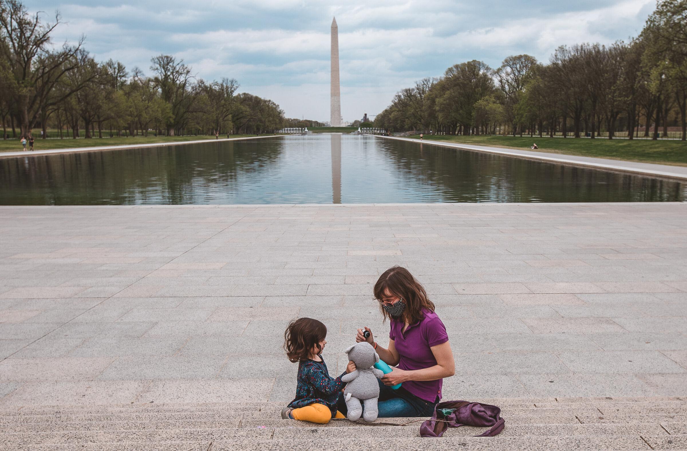 WASHINGTON D.C. Kathryn Ordoeez playing with her 2 years old daughter, Antonia Ordoeez at the Lincoln Memorial Reflecting Pool in Washington DC. DC...