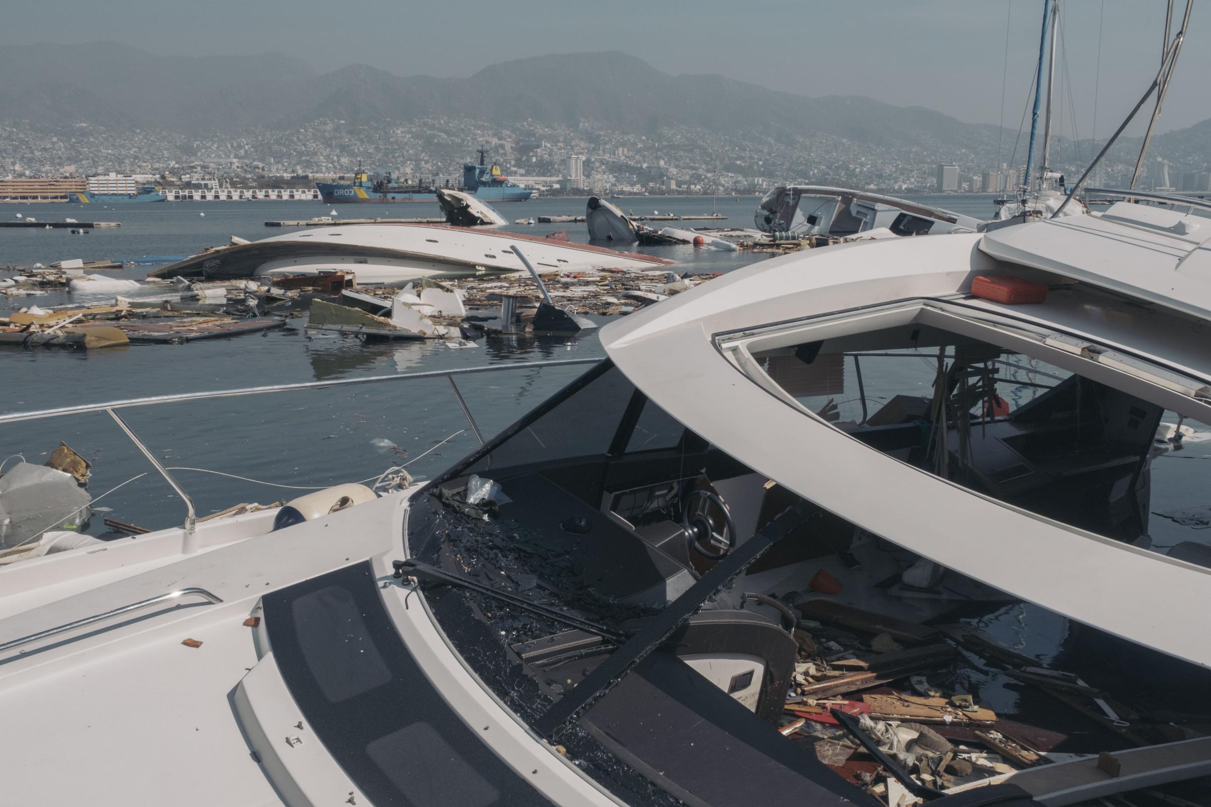 Acapulco - Hurricane Otis - Des bateaux échoués dans le Club de Yacht d'Acapulco...
