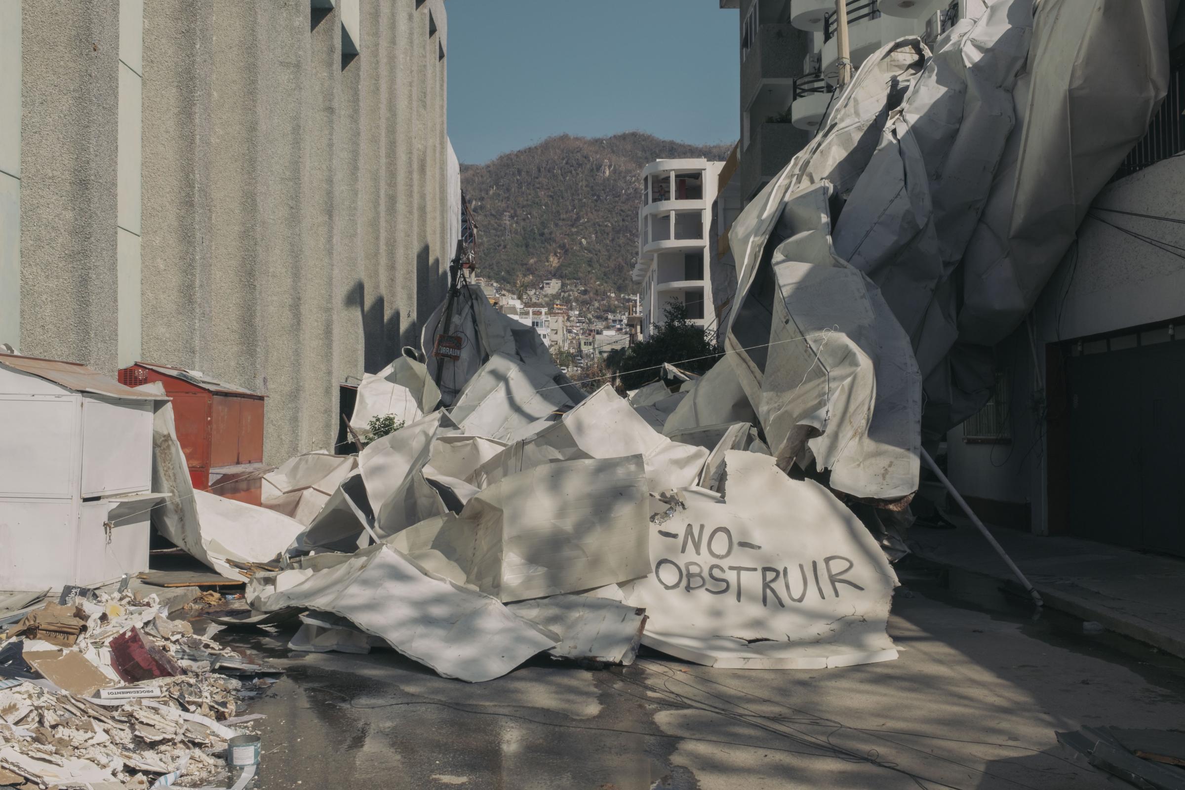 Acapulco - Hurricane Otis - Des décombres indiquant 