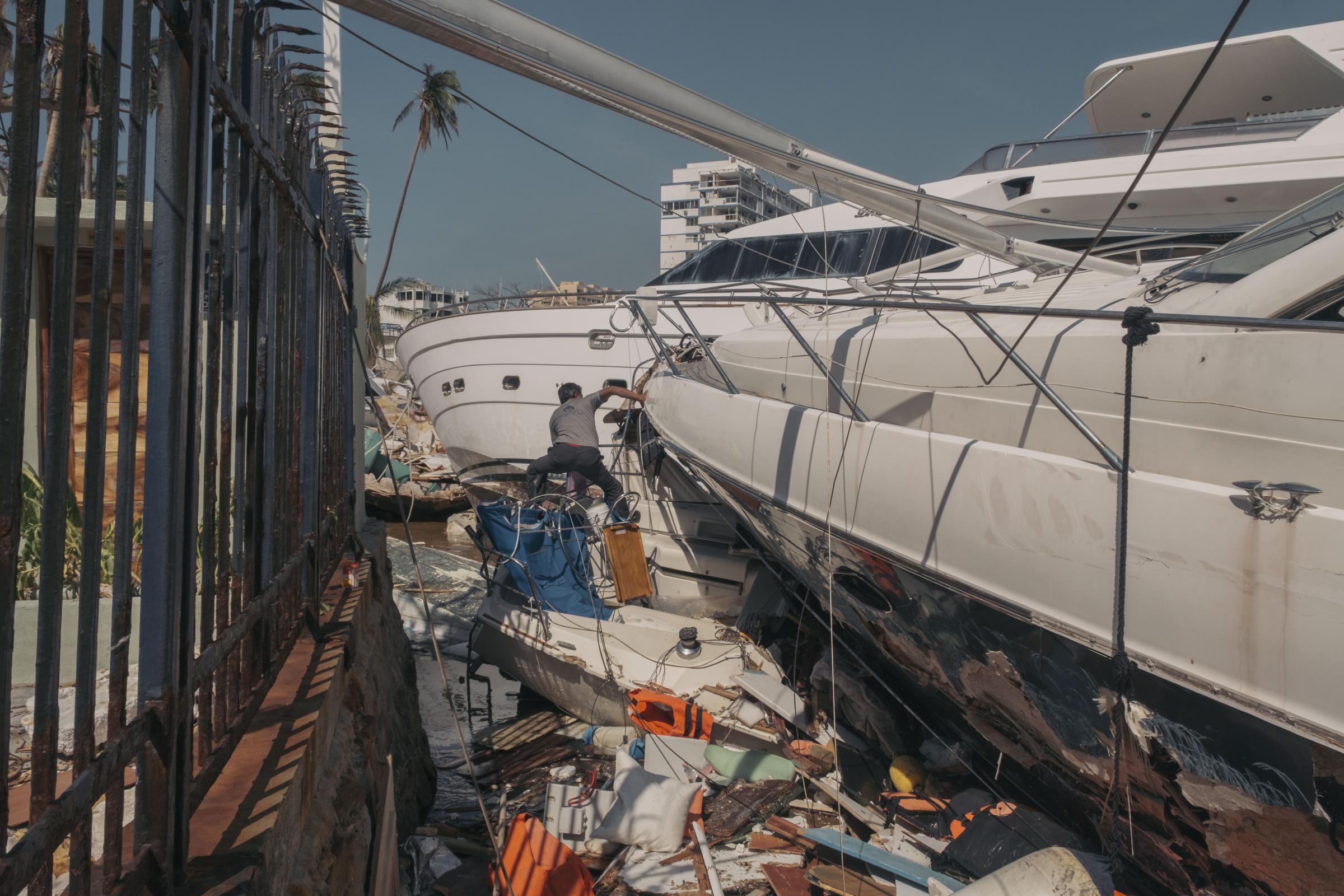 Acapulco - Hurricane Otis - Unhomme recherche le bateau échoué de son...