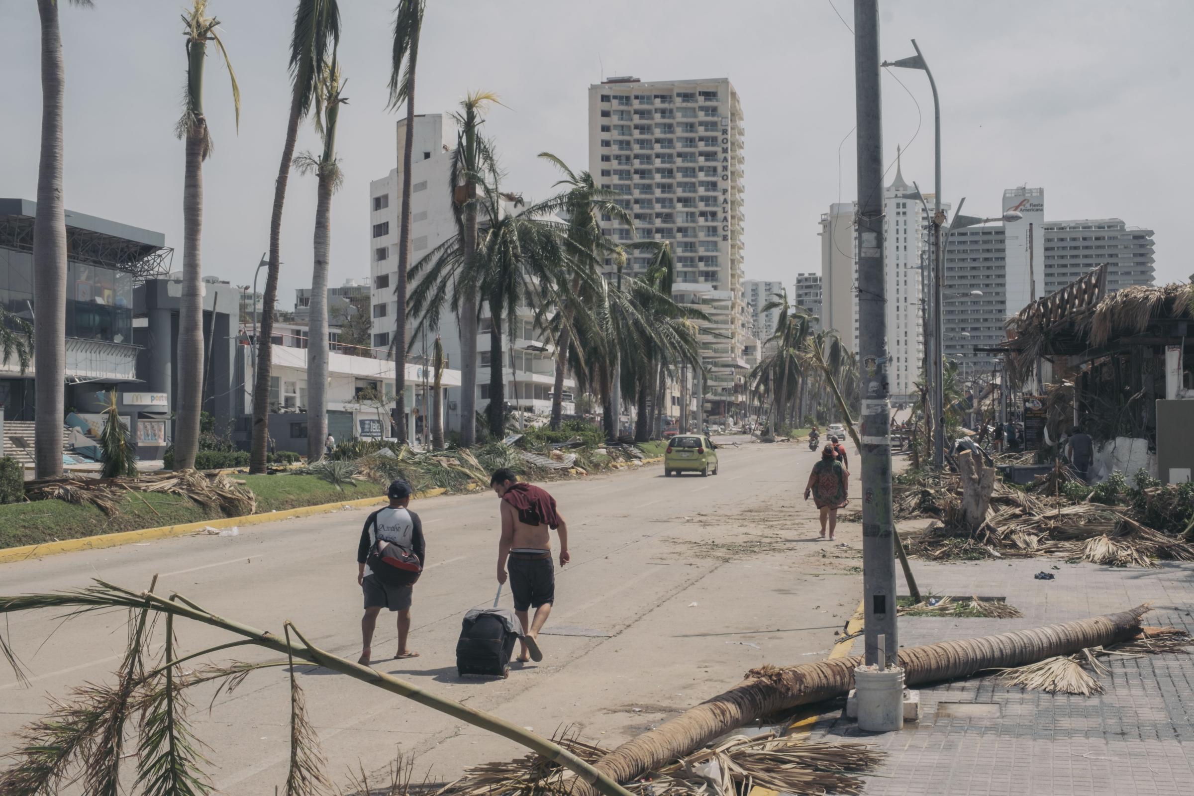 Acapulco - Hurricane Otis - Des passants marchent dans les rues d'Acapulco après le...