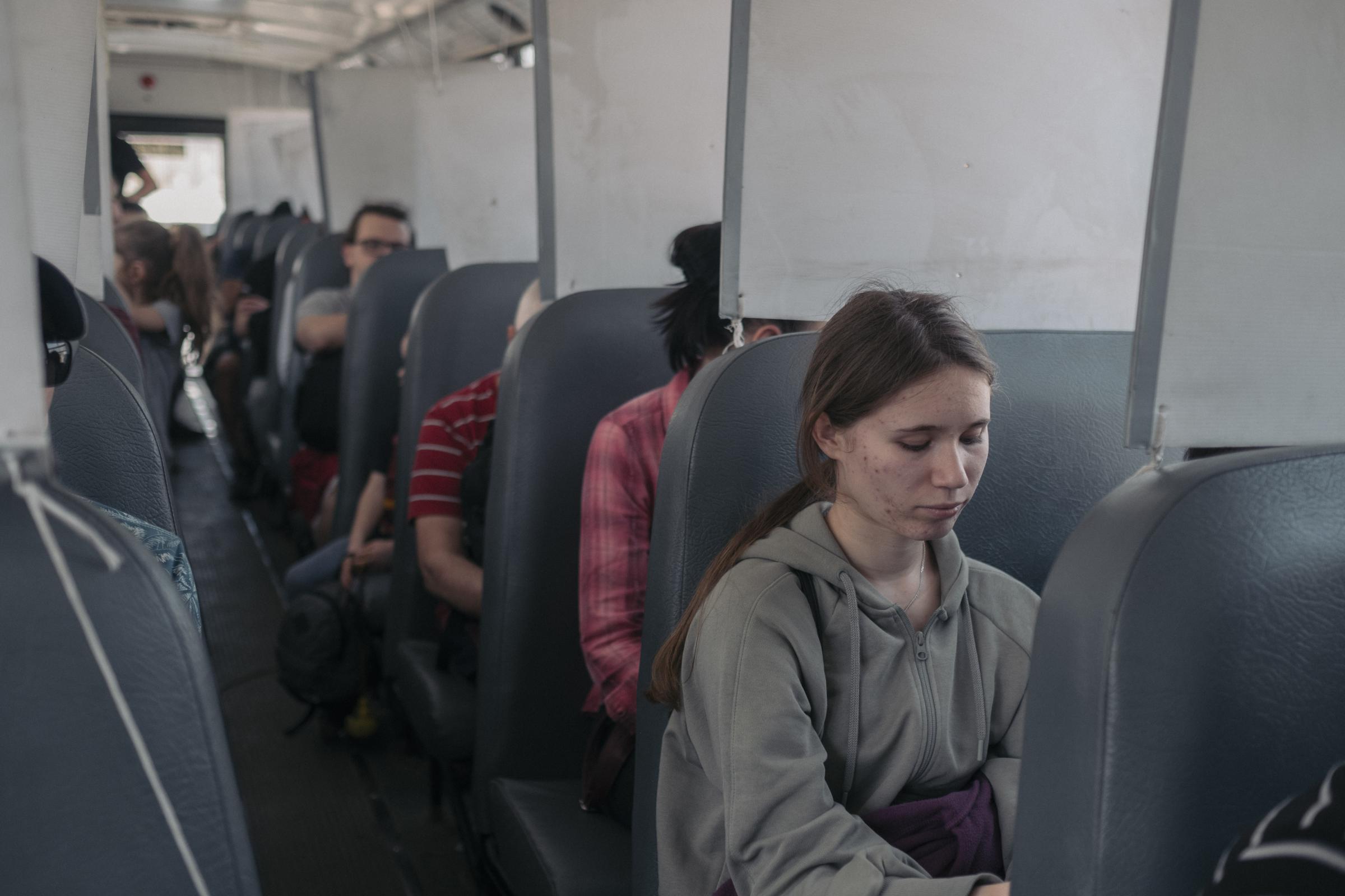 Le Monde - Ukrainian Refugees in Tijuana - Des réfugiés Ukrainiens dans le bus qui les emmène du...