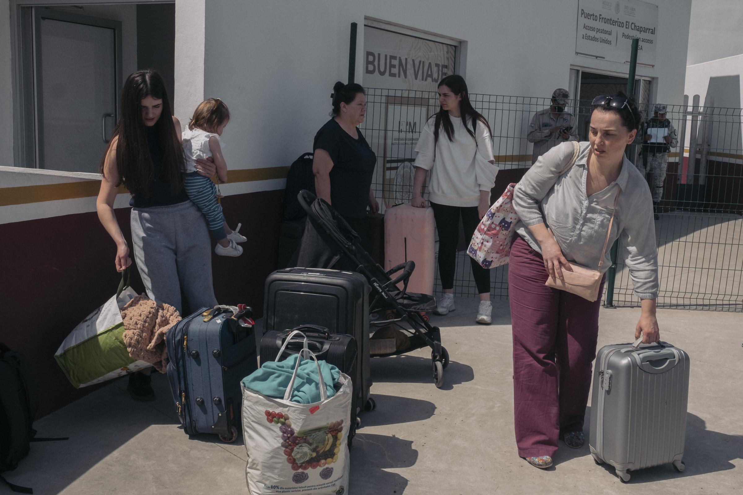 Le Monde - Ukrainian Refugees in Tijuana - Des réfugiés Ukrainiens au poste-frontière du Chaparral à...