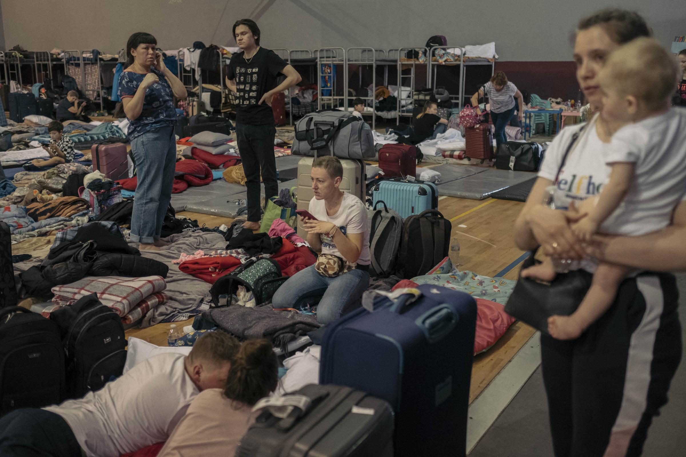 Le Monde - Ukrainian Refugees in Tijuana - Des réfugiés Ukrainiens installés dans le gymnase...