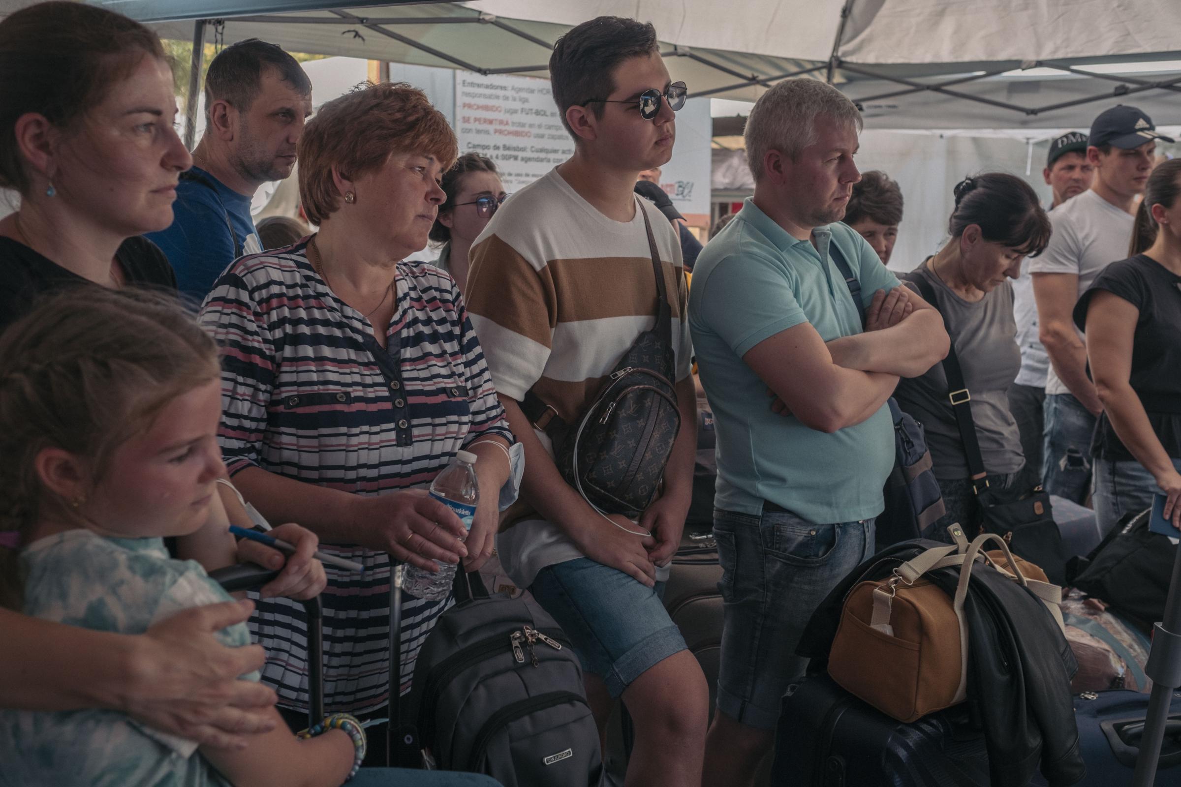 Le Monde - Ukrainian Refugees in Tijuana - Des réfugiés Ukrainiens attendent de monter dans le bus...