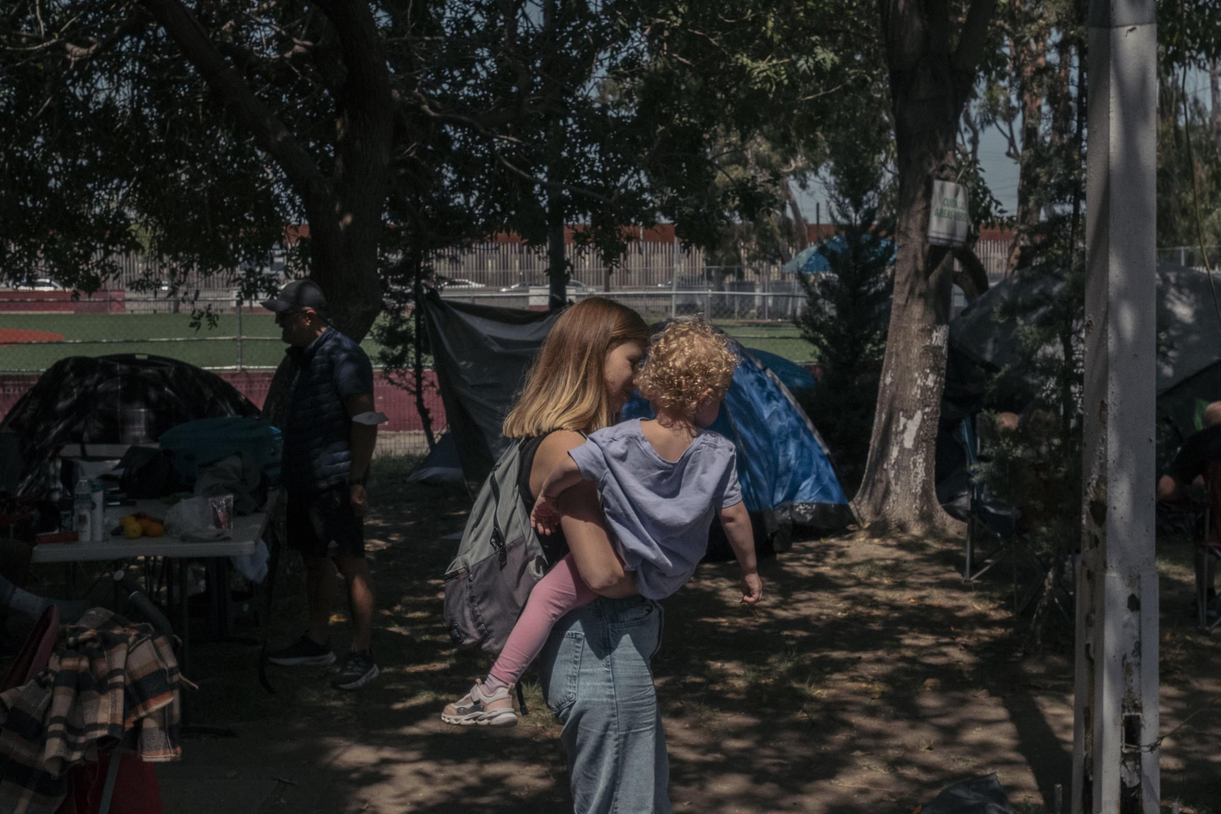 Le Monde - Ukrainian Refugees in Tijuana - Des réfugiés Ukrainiens installés dans la cour du gymnase...