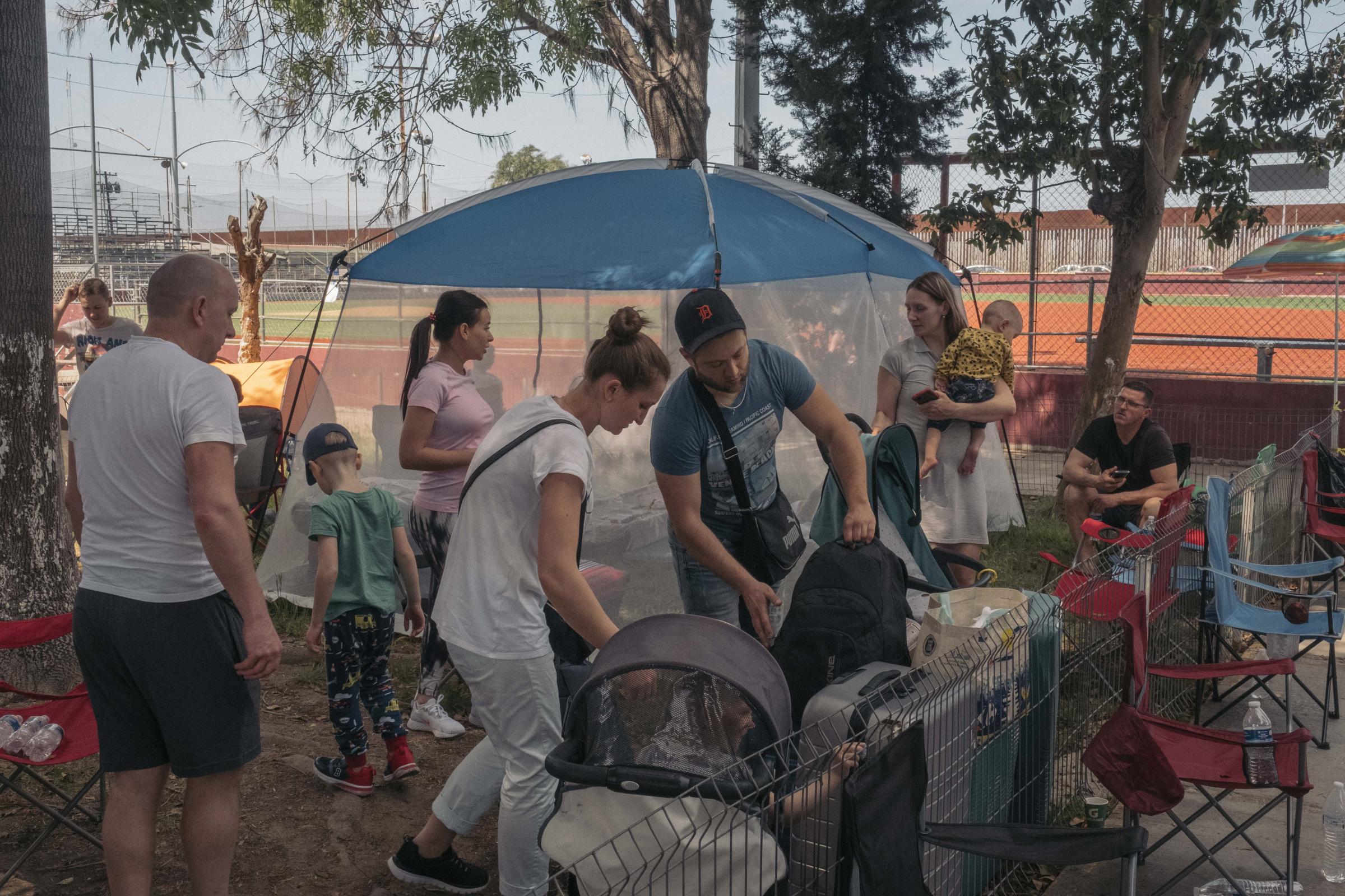 Le Monde - Ukrainian Refugees in Tijuana - Des réfugiés Ukrainiens installés dans la cour du gymnase...