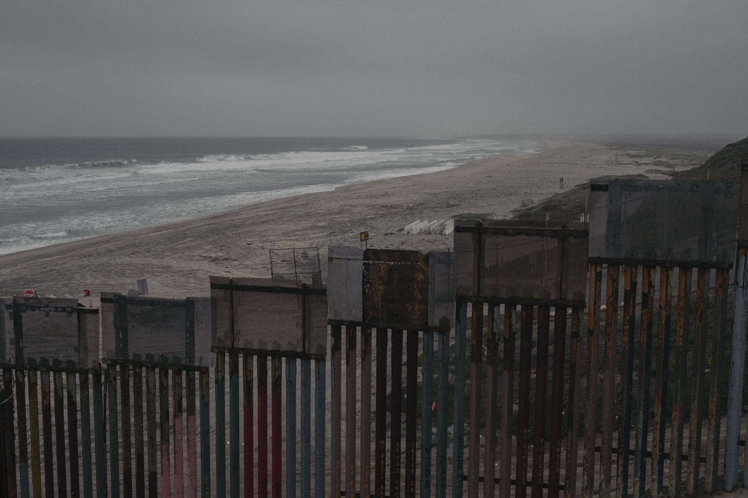 Le Monde - Ukrainian Refugees in Tijuana - Le mur frontière qui sépare le Mexique et les Etats Unis...