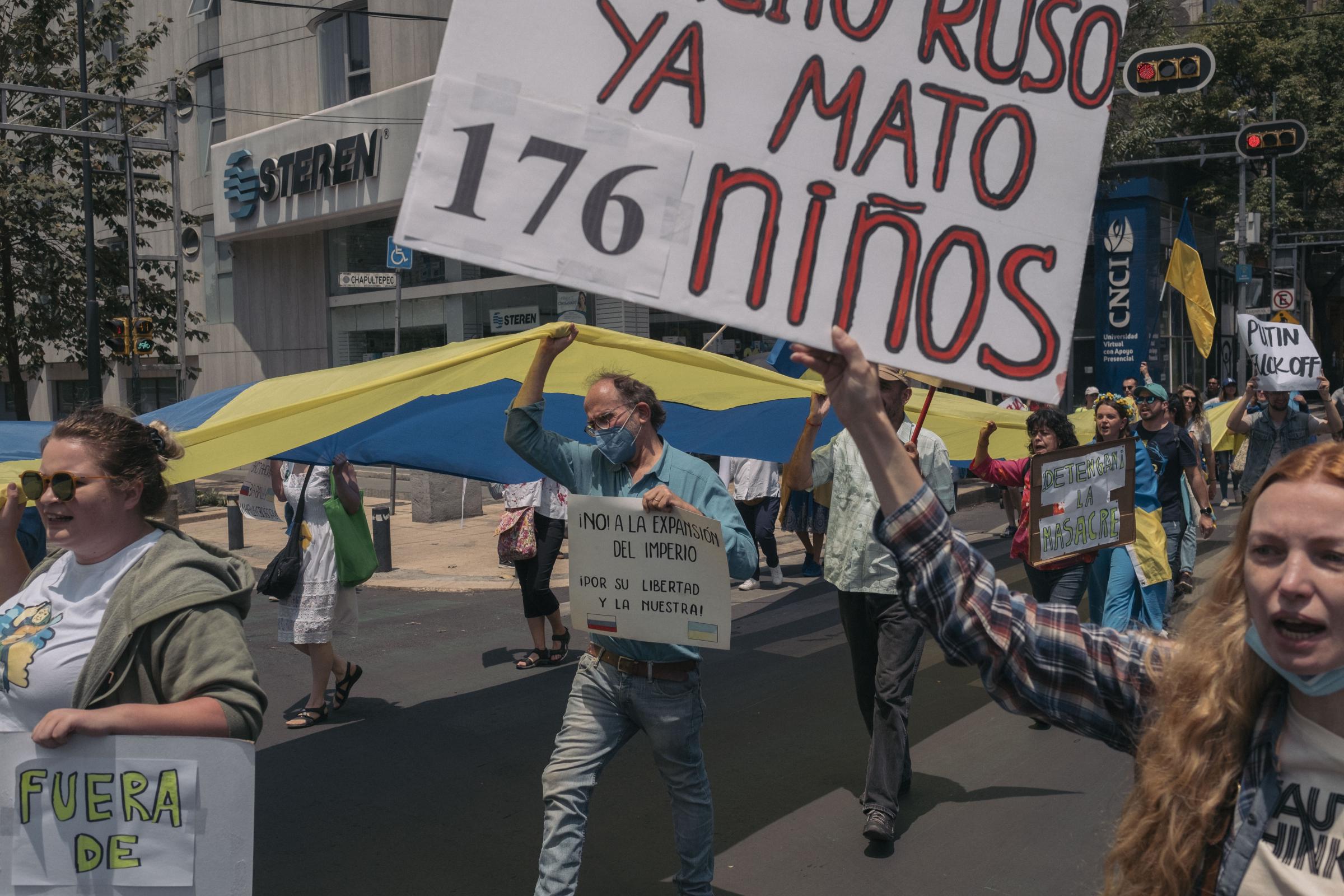 Le Monde - Ukrainian Refugees in Tijuana - La communauté Ukrainienne de Mexico accompagné de...