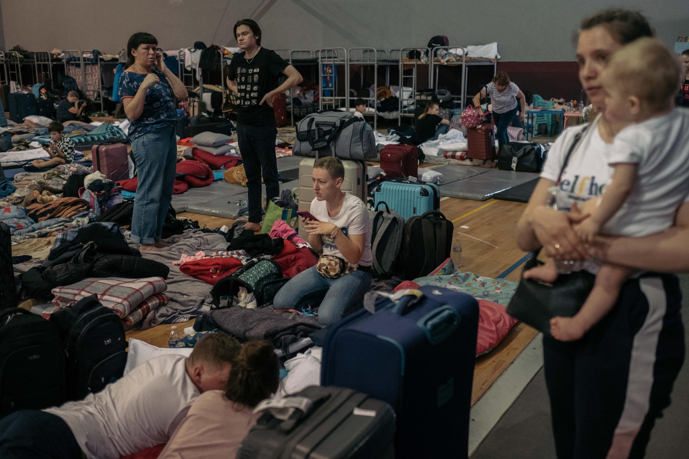 Le Monde - Ukrainian Refugees in Tijuana - Ukrainian refugees in Tijuana's municipal gymnasium...