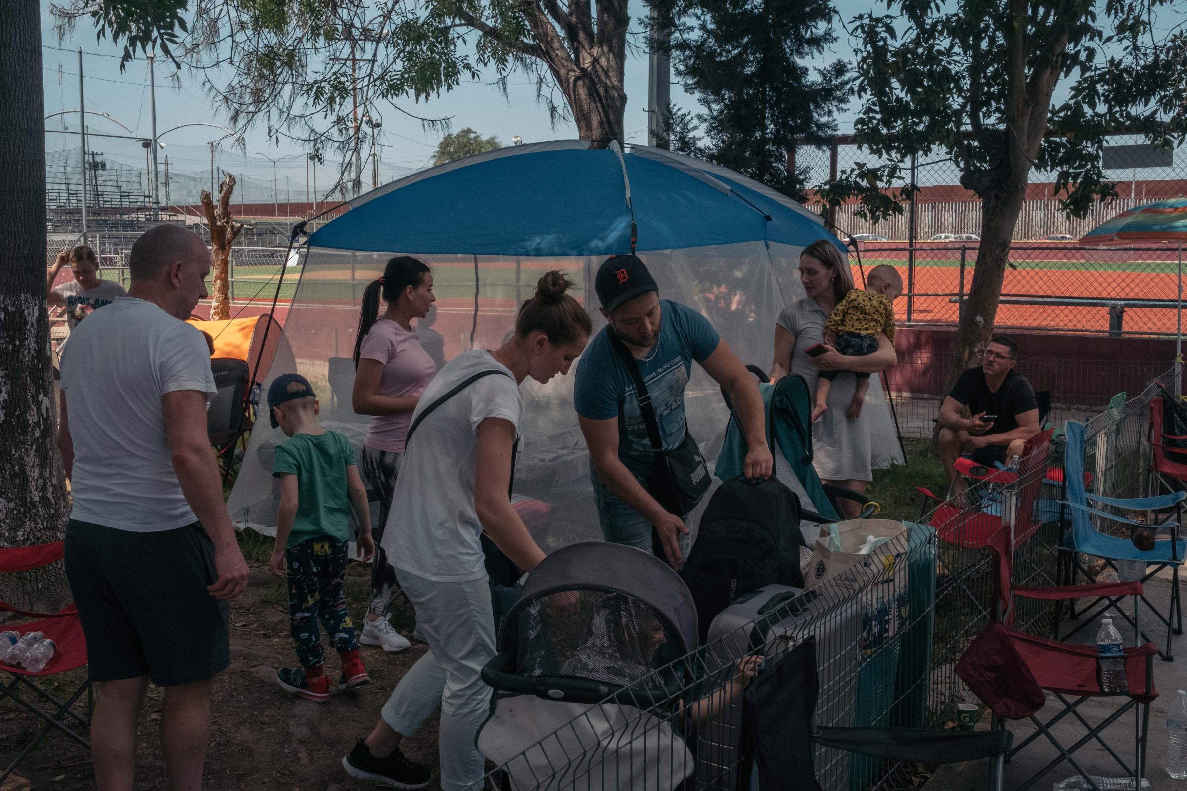 Le Monde - Ukrainian Refugees in Tijuana - Ukrainian refugees in the courtyard of the Tijuana...