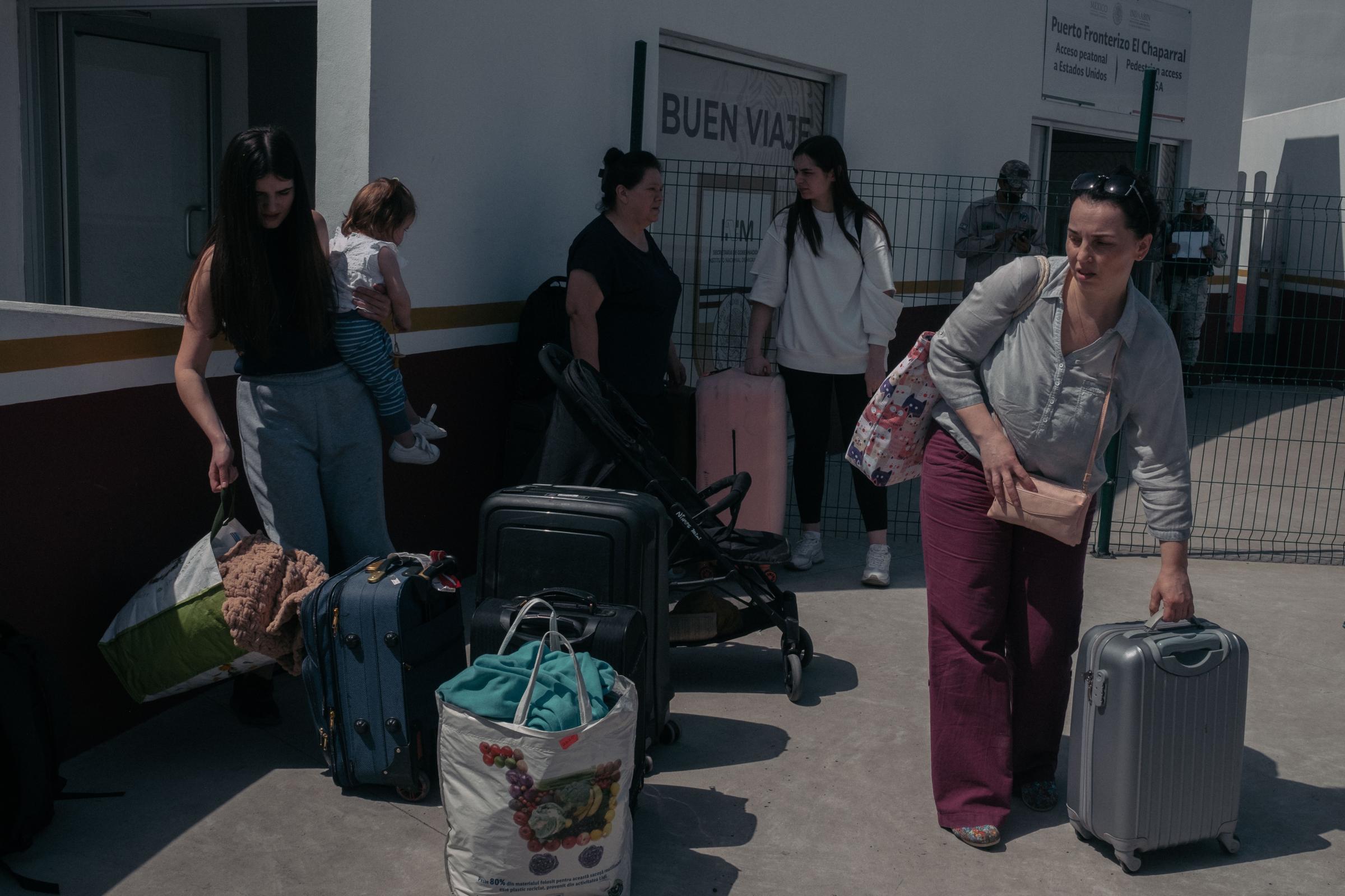 Le Monde - Ukrainian Refugees in Tijuana - Ukrainian refugees at the Chaparral border crossing in...