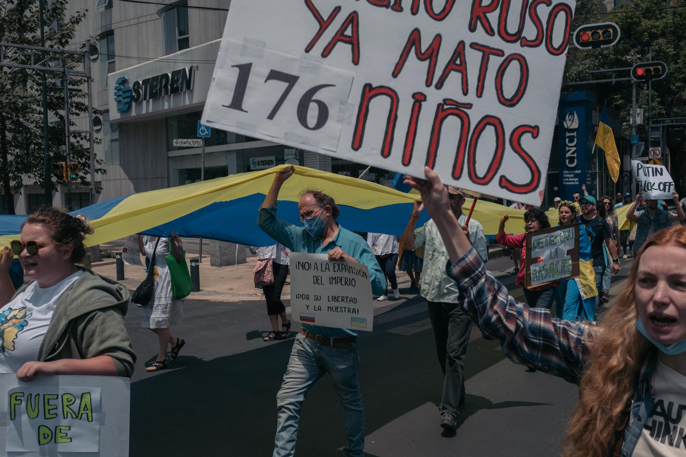 Le Monde - Ukrainian Refugees in Tijuana - The Ukrainian community of Mexico City demonstrate in the...