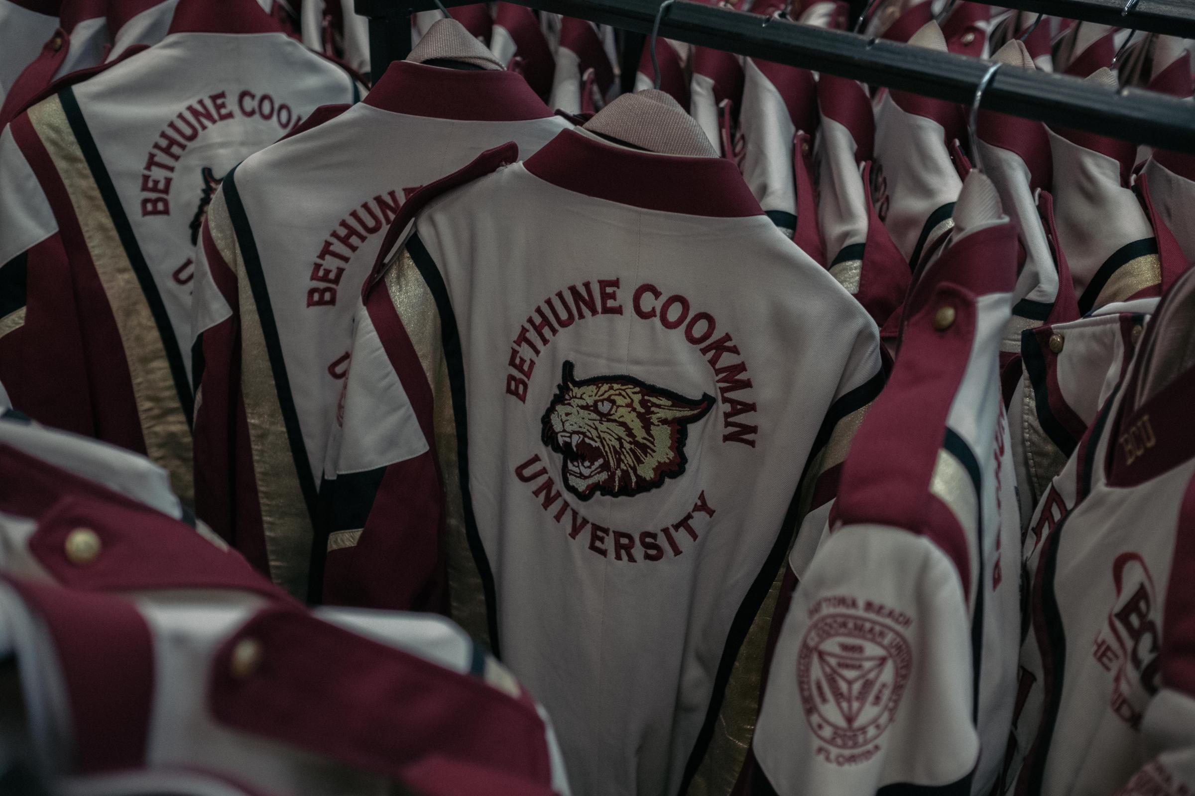 L'Equipe Mag - Black Super Bowl - Les costumes de spectacle des étudiants de la fanfare de...