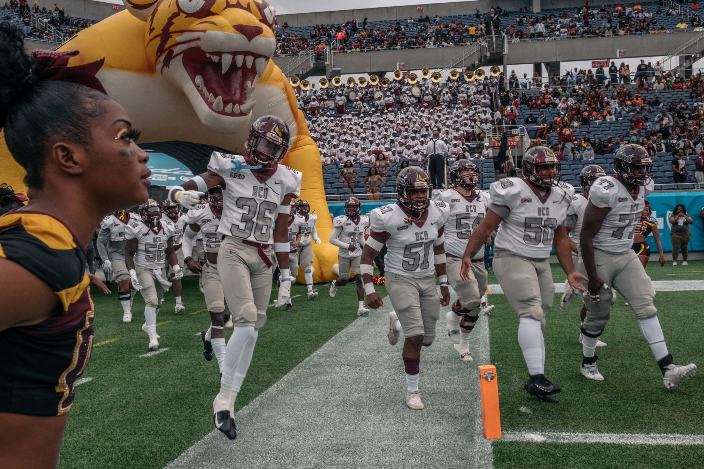 L'Equipe Mag - Black Super Bowl - Entré sur le terrain de l' équipe des Wildcats de...