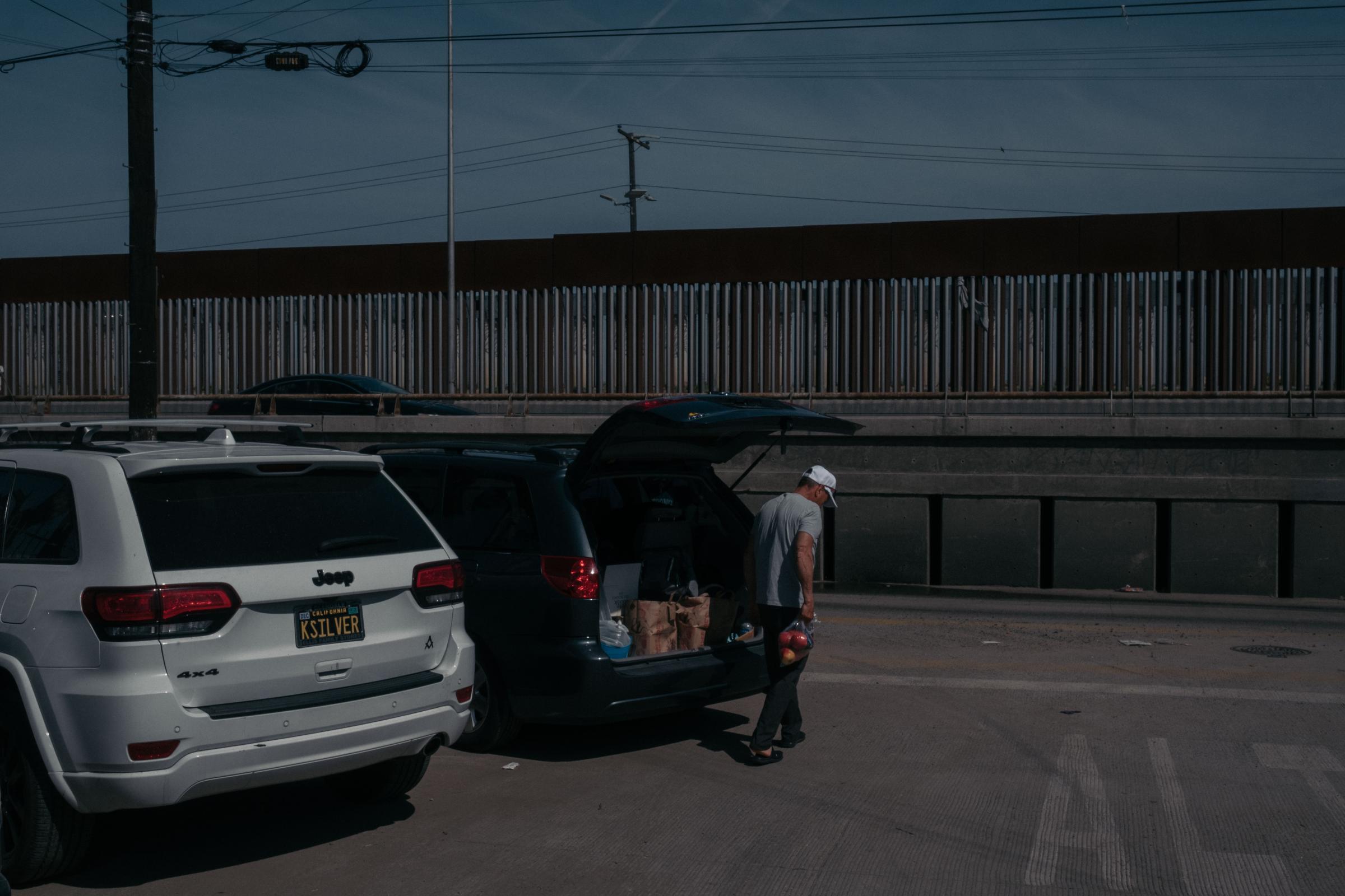 Le Monde - Ukrainian Refugees in Tijuana - A Ukrainian volunteer unloads food from his car in front...