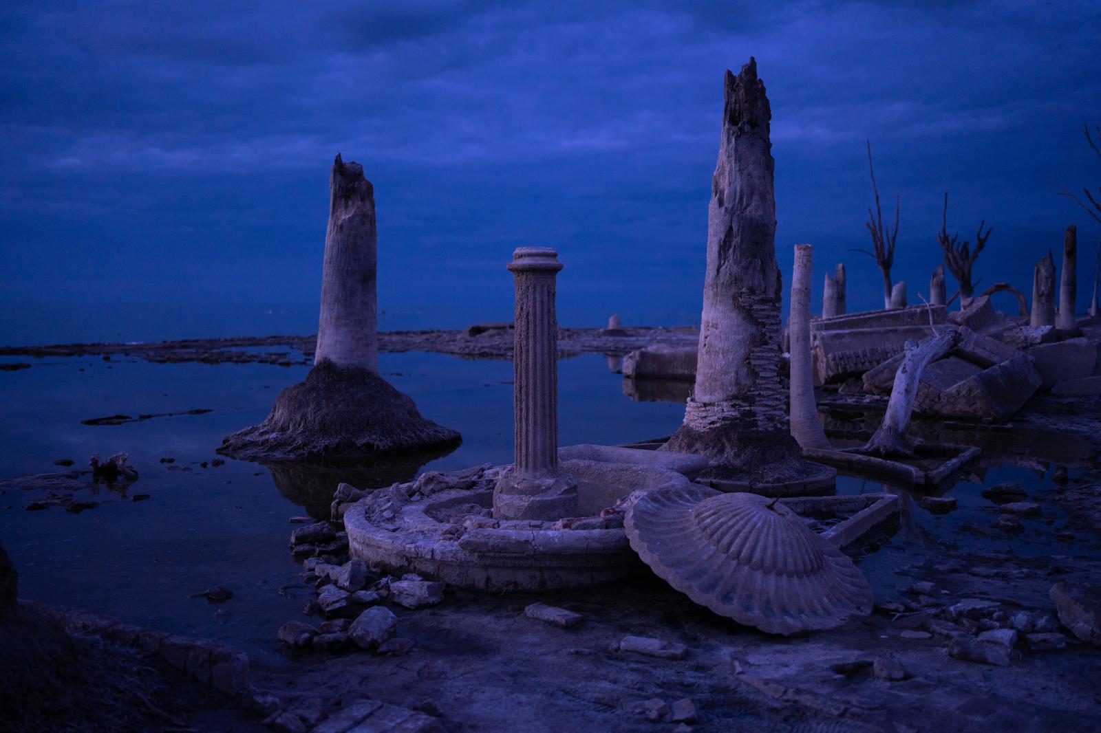 Las ruinas de un Hotel quedan e... bajante extrema de la laguna. 