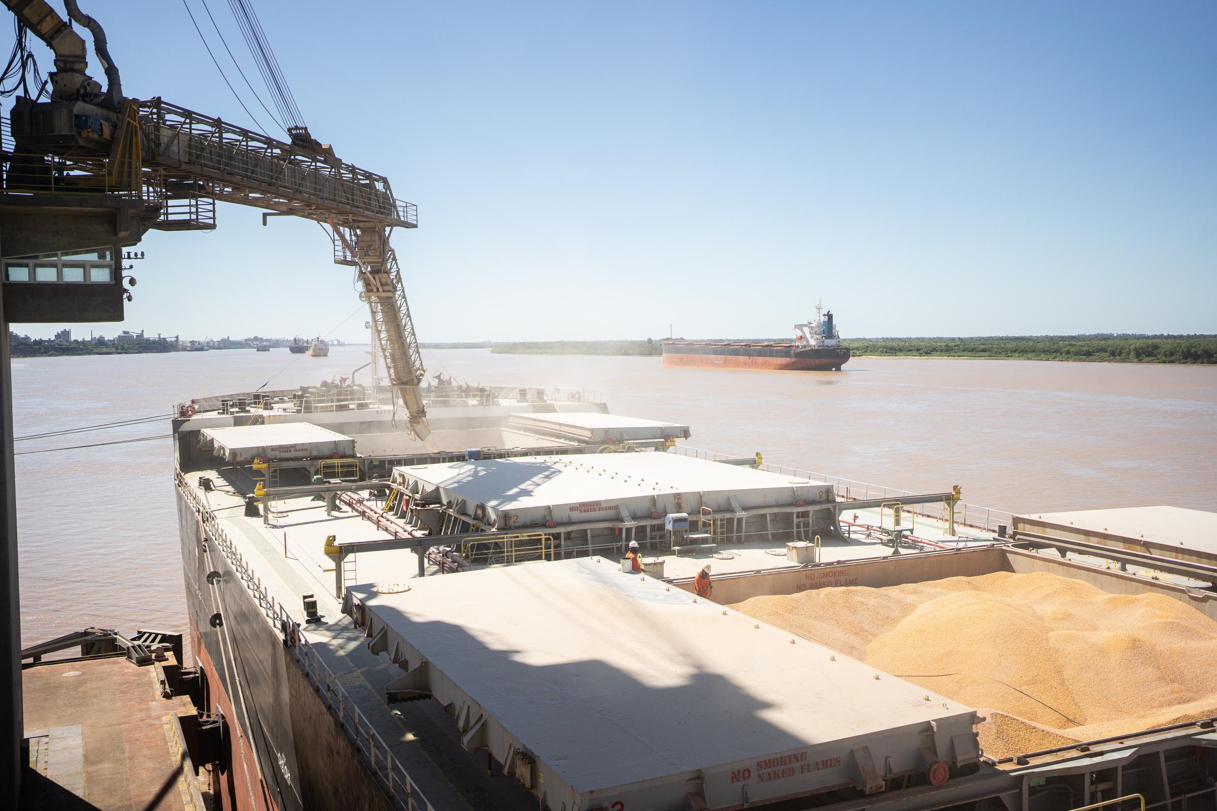 Argentine soybeans - A ship is being loaded with soybeans, with the Paraná...