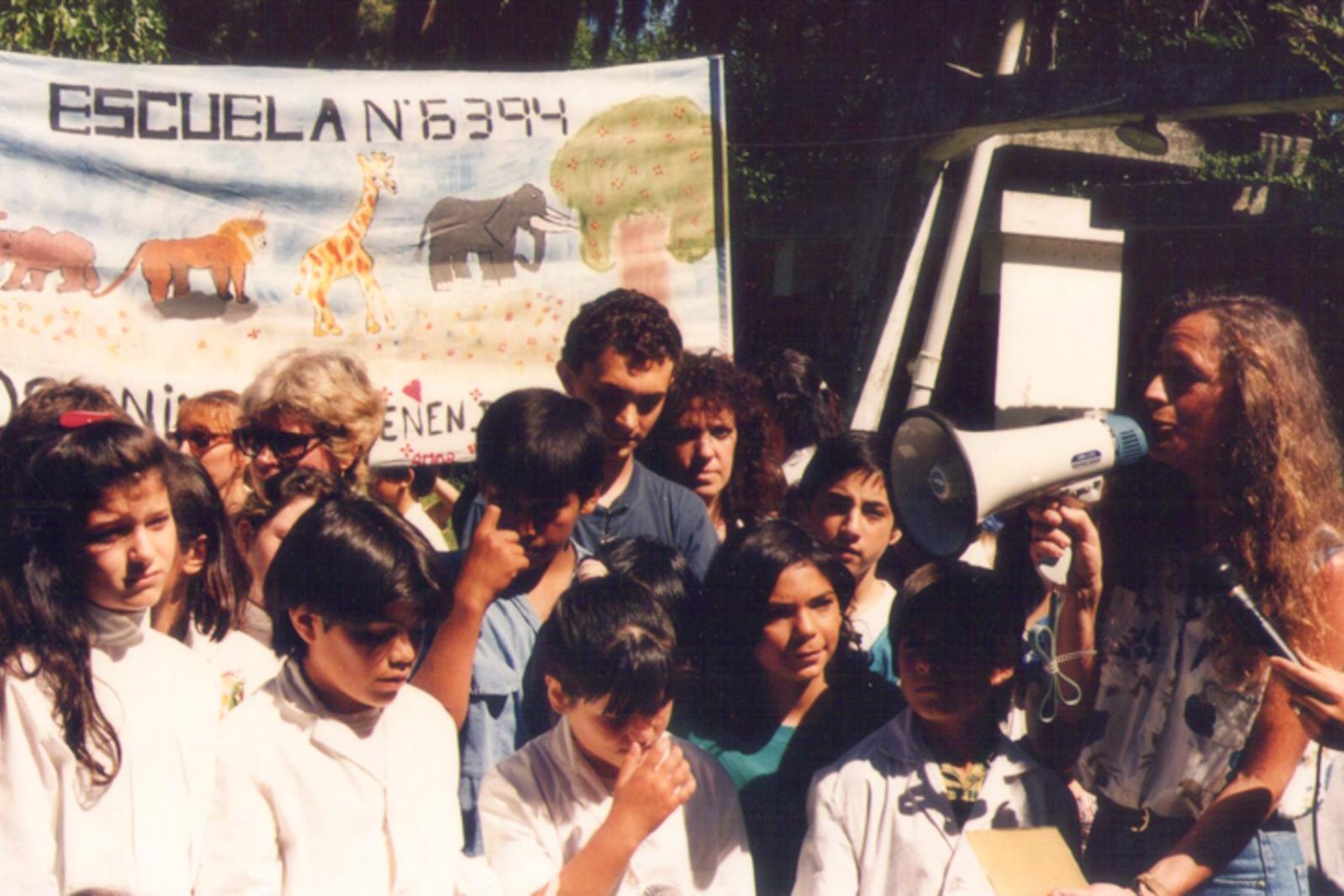 Fotografía de archivo. Beba Lin...culo entre humanos y animales. 