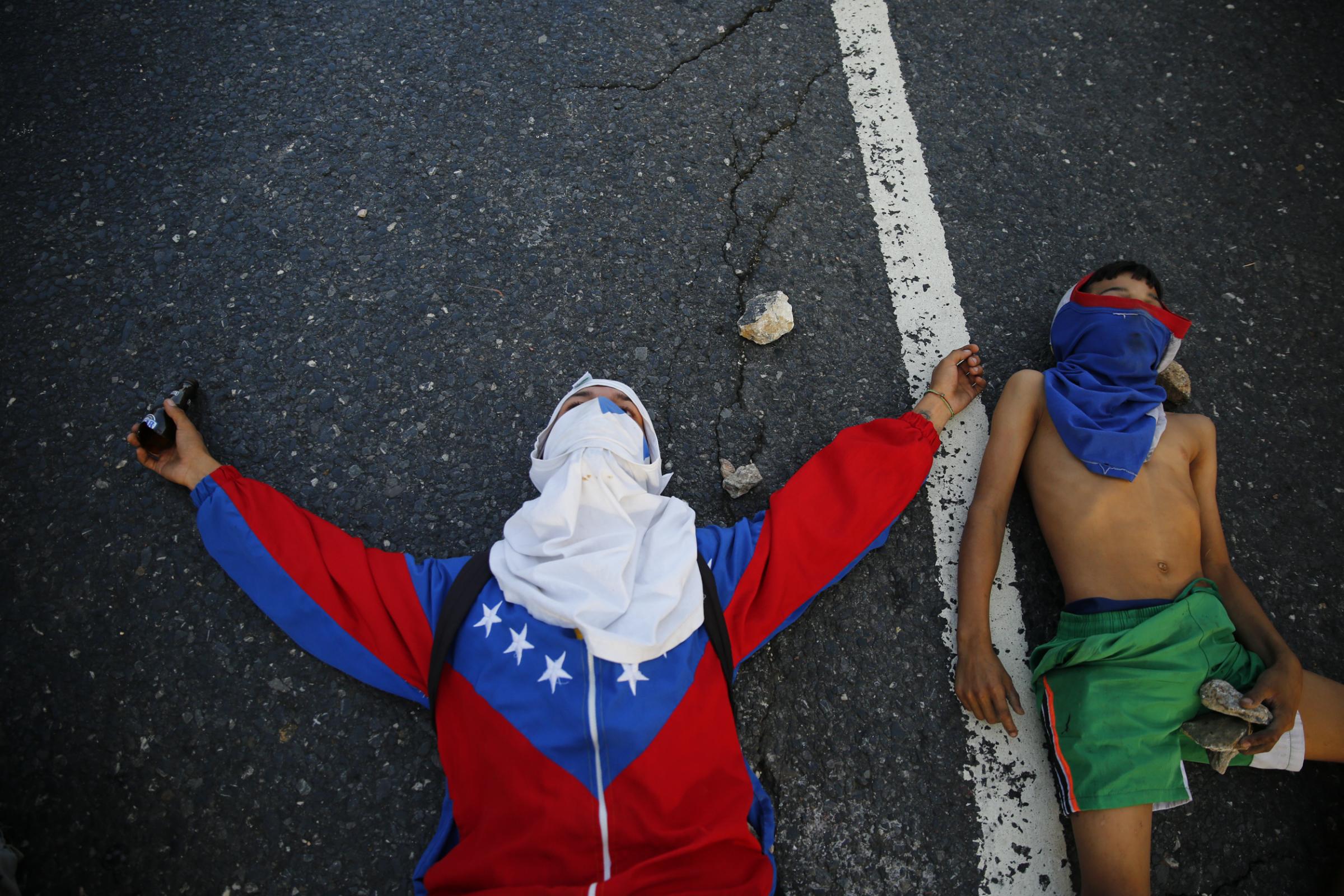 slideshow - CARACAS, VENEZUELA - FEBRUARY 02: Demonstrators protest against the government of Nicolás Maduro...