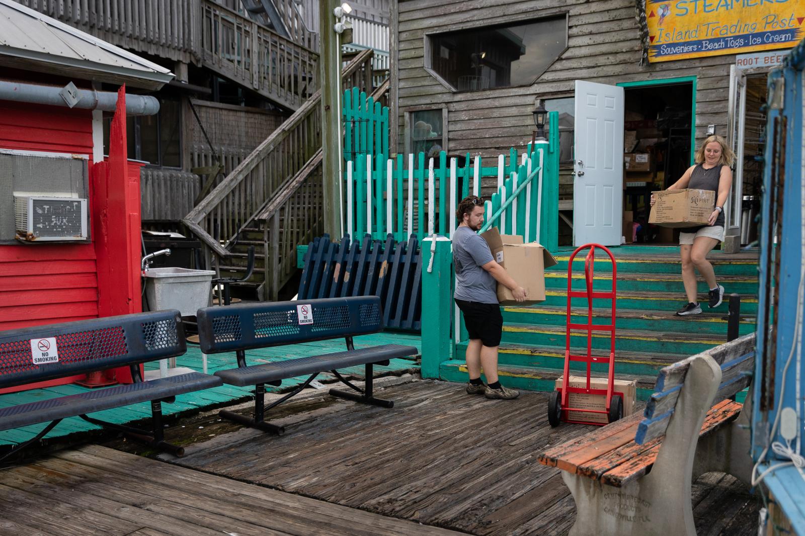 People carry boxes out of a gif...o Bello CEDAR KEY UNITED STATES