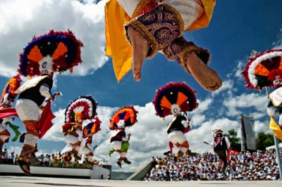 Image from Singles -  Danza de la pluma en la Guelaguetza, Oaxaca 