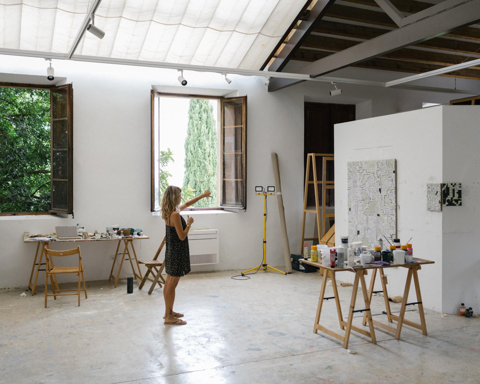 Artist Paula Valdeón working at LA BIBI + REUS residency in Mallorca