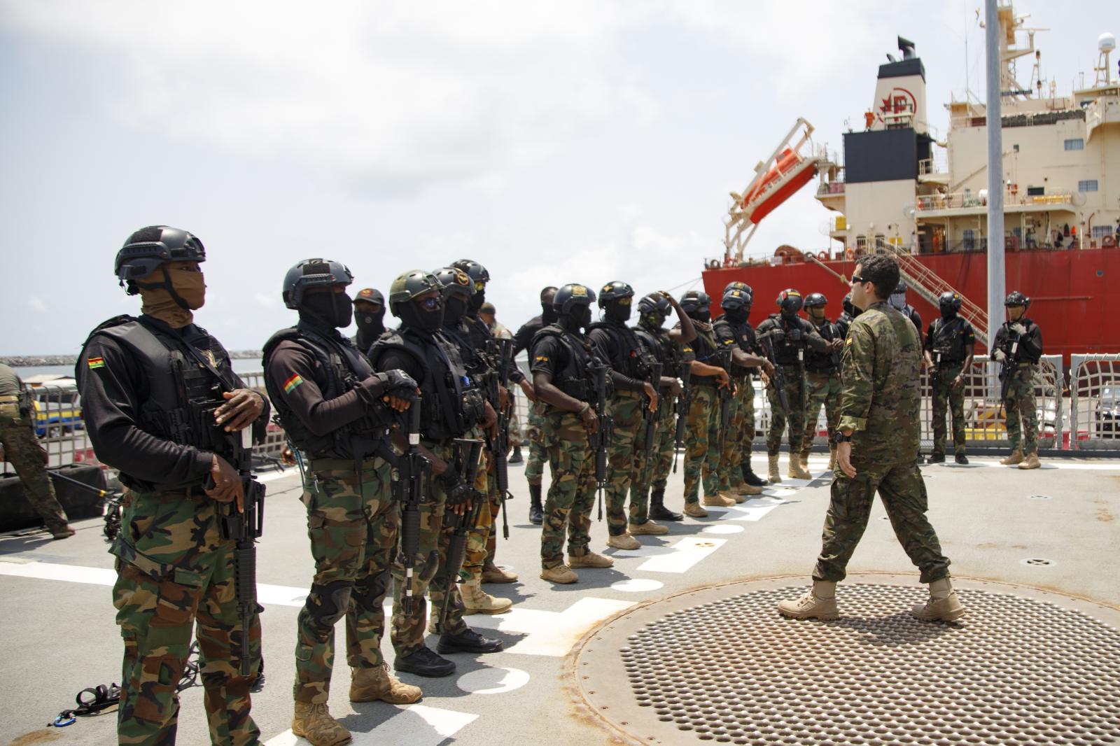 Flintlock 2023 - Ghanaian soldiers receive instructions from a Dutch...