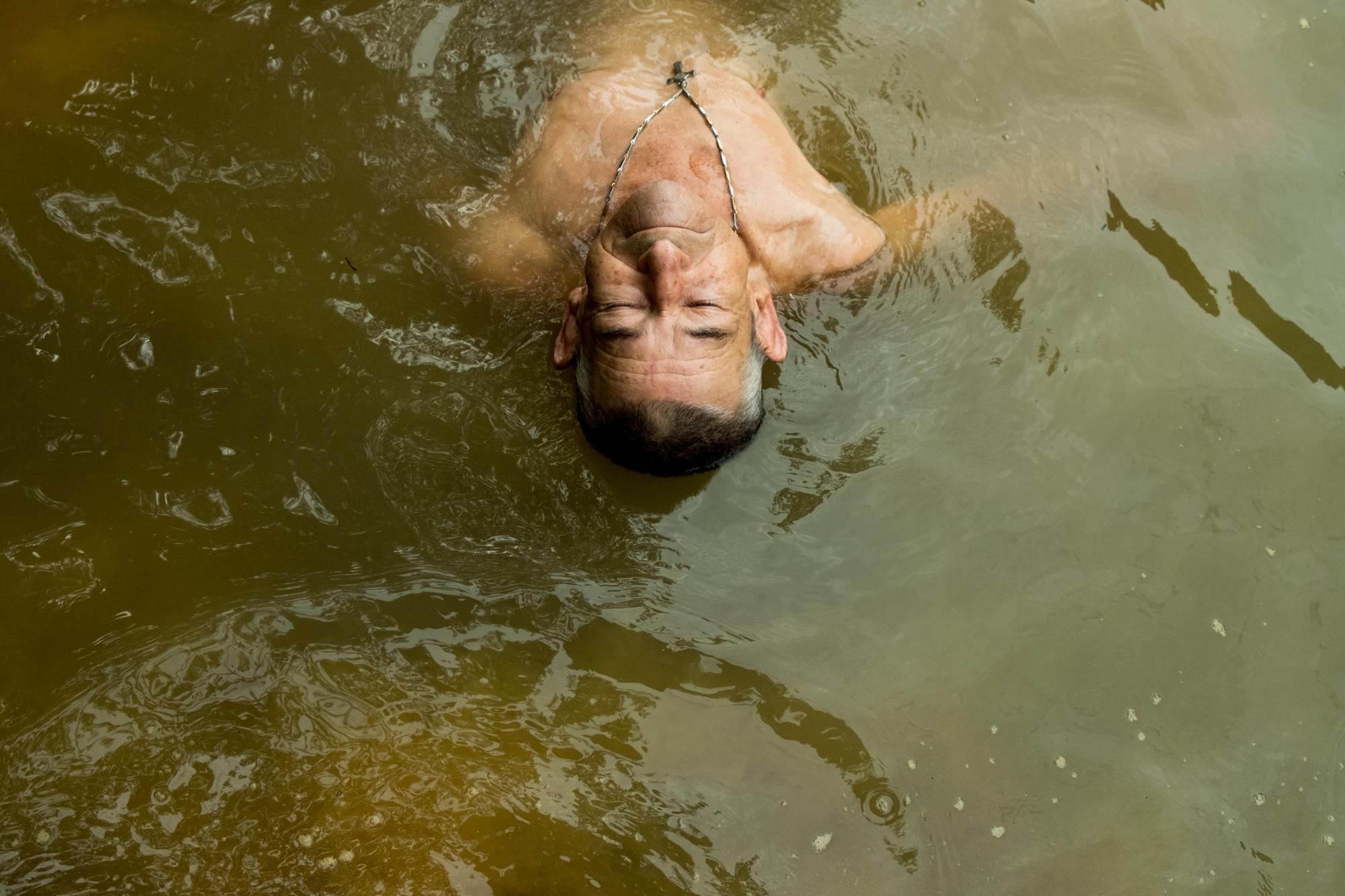 Samaná: the last free river - At 78, Manuel Botero works several days a week in...