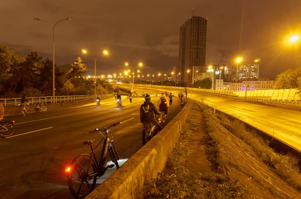 Cycling on the Paris ringroad | Buy this image
