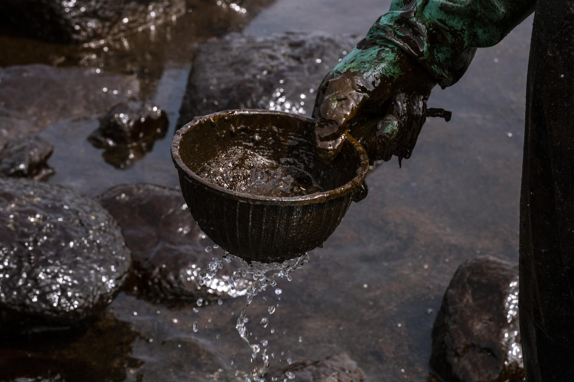 The oil spill in Peru - The oil is recovered with shovels, brushes and buckets.