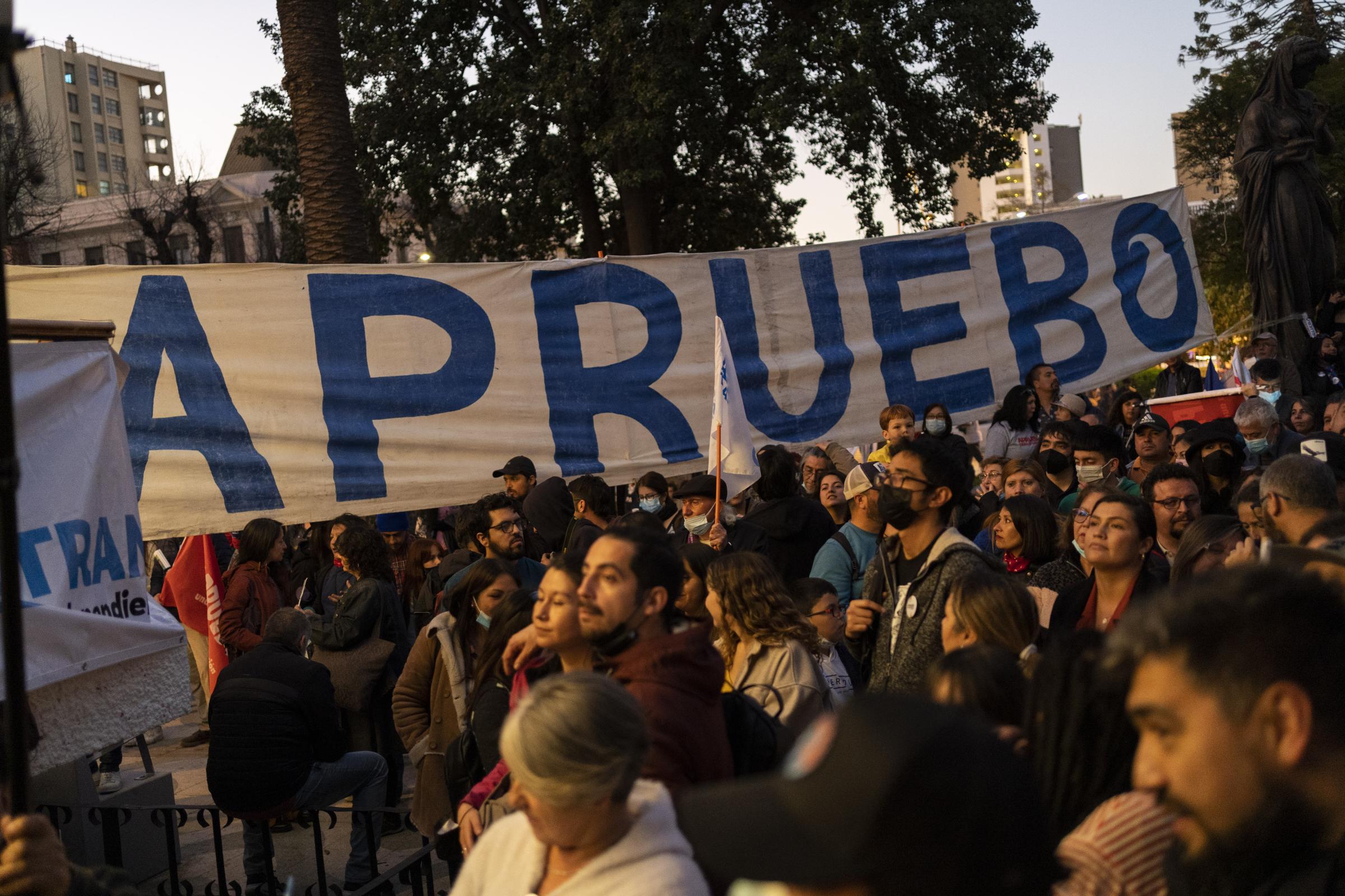 Chile's Constitutional Plebiscite 2022 - Cientos de personas se reúnen en el acto de cierre de la...