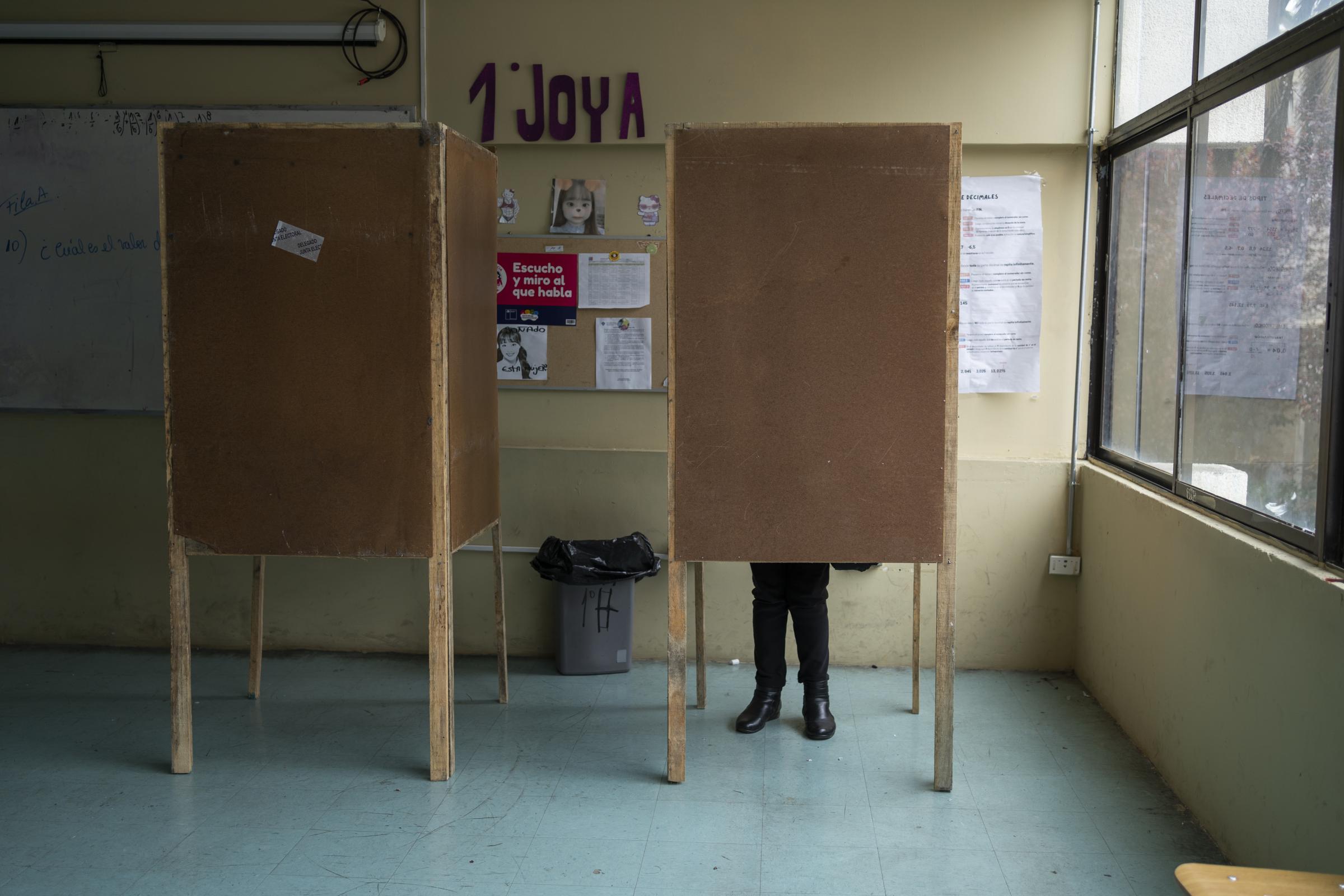 Chile's Constitutional Plebiscite 2022 - Una persona emite su voto en un colegio electoral durante...
