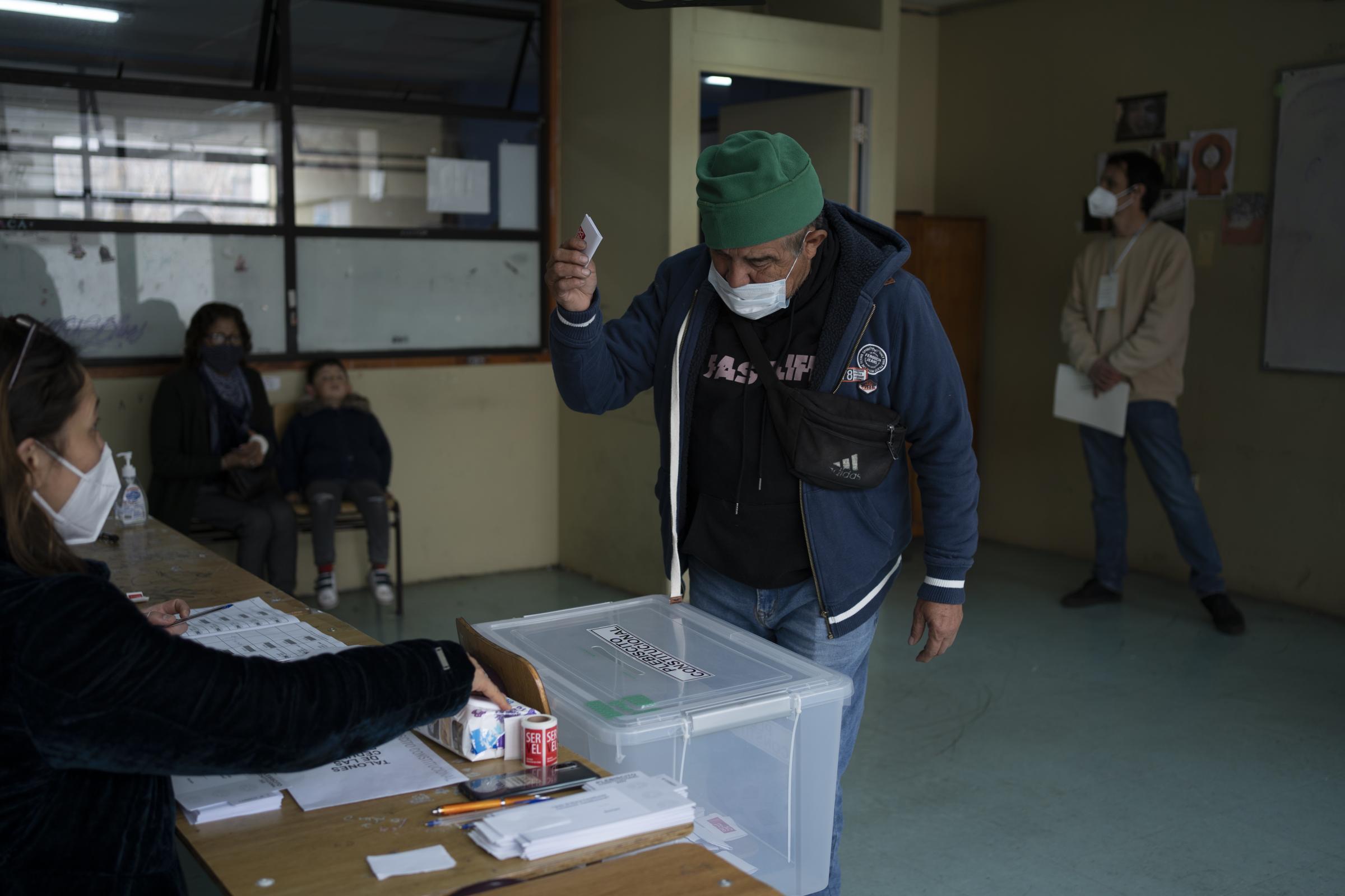 Chile's Constitutional Plebiscite 2022 - Una persona emite su voto en un colegio electoral durante...