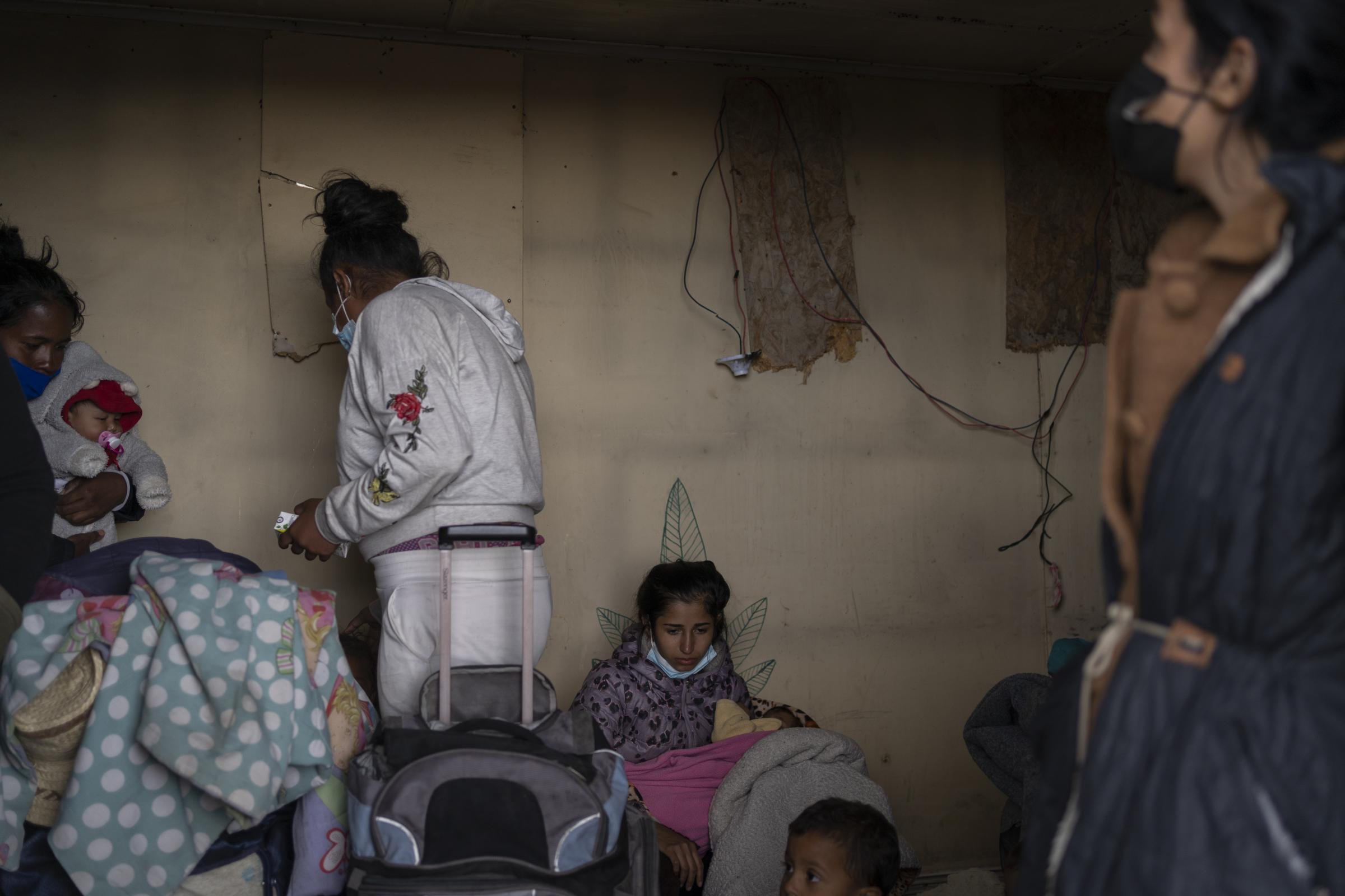 Colchane  -   Mujeres migrantes se refugian de la lluvia cerca del...
