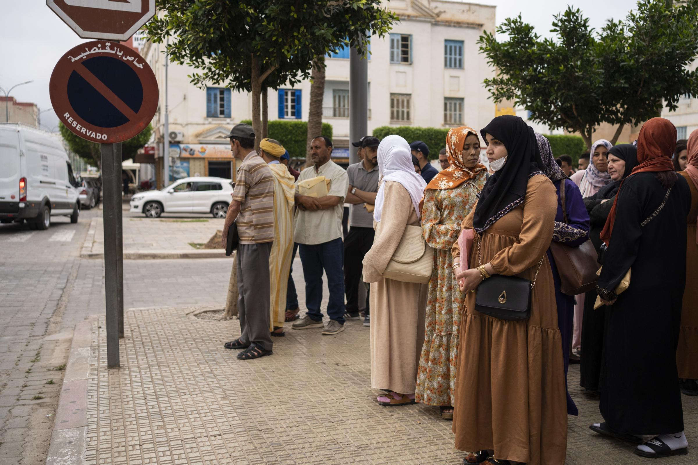 Reopening of borders between Spain and Morocco - Un grupo de personas marroquíes hace fila para...