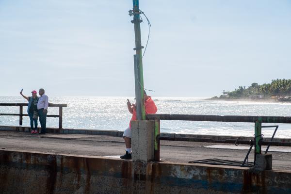 Surf City El Salvador: Turismo y Labor -   