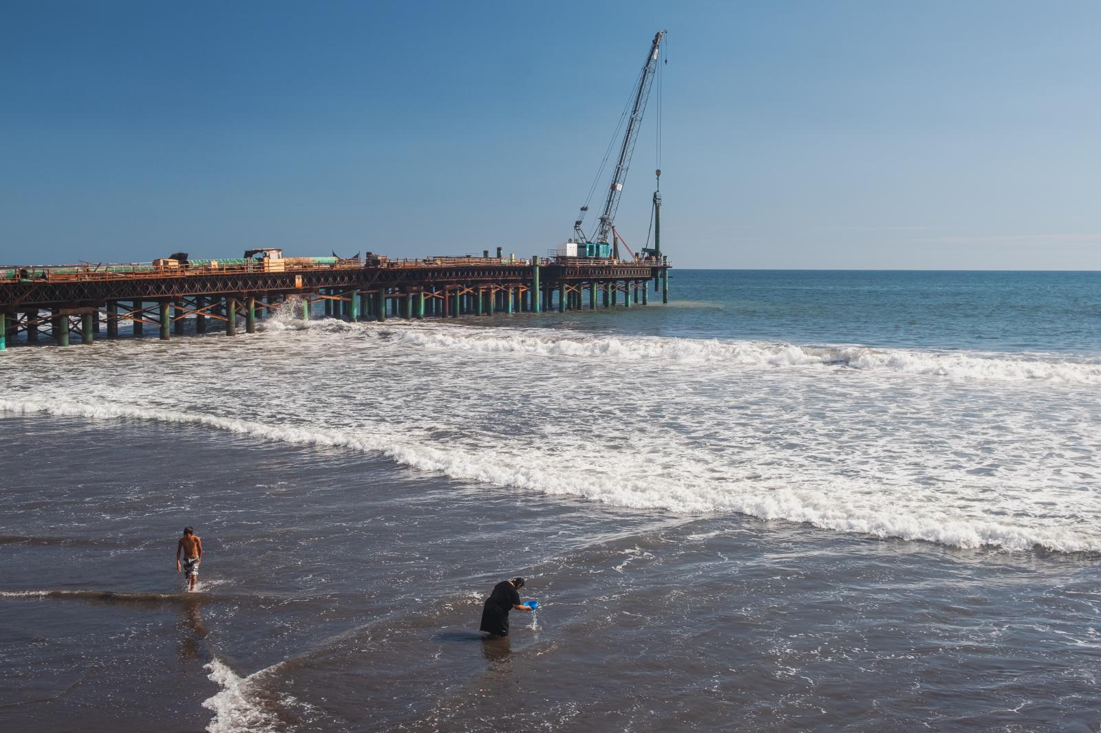Surf City El Salvador: Turismo y Labor 