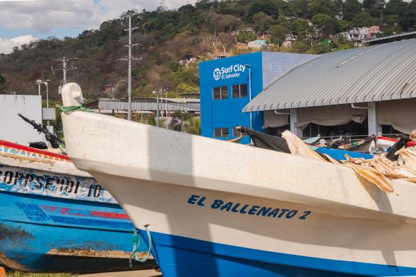 Surf City El Salvador: Turismo y Labor -   