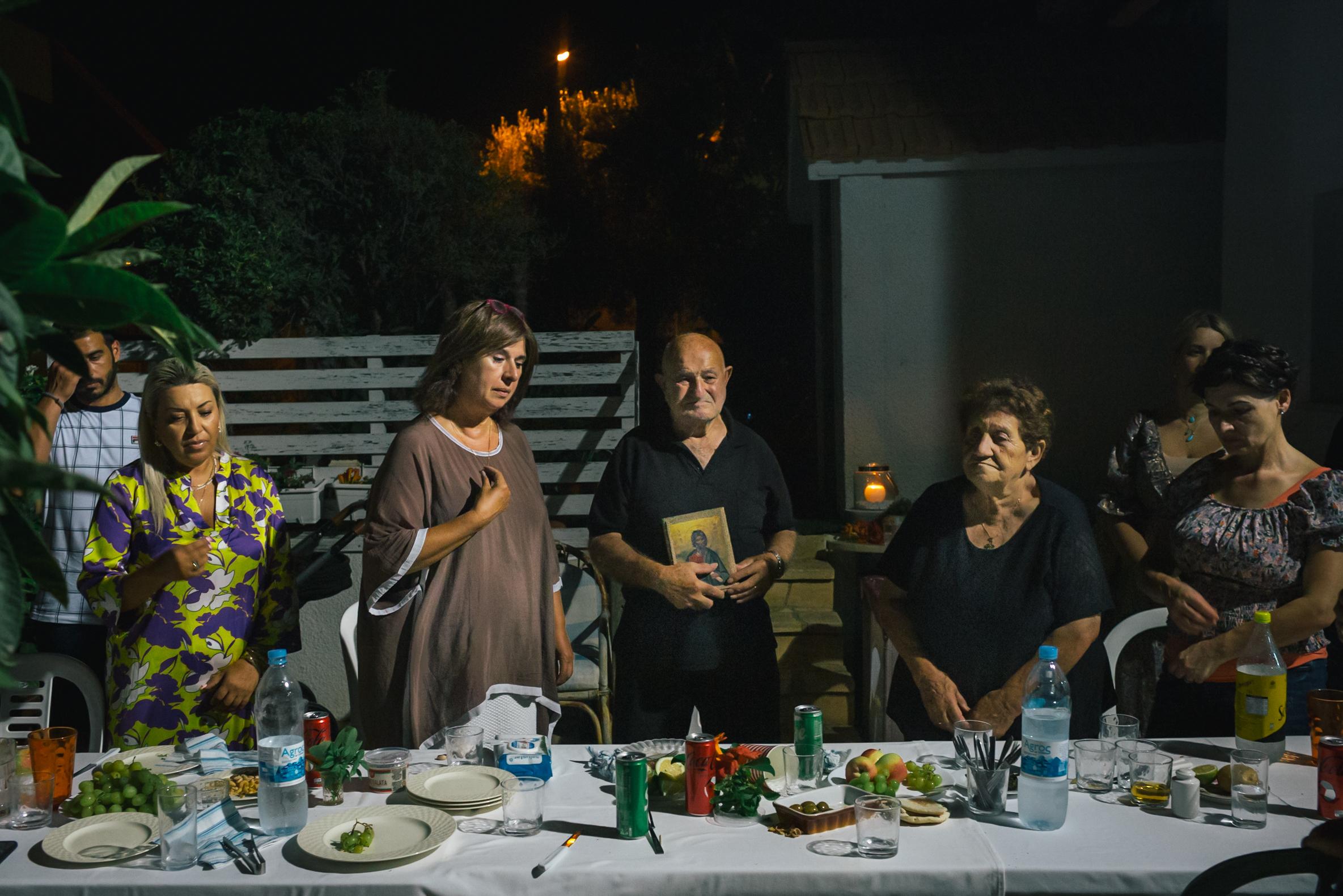 16/07/2021, Zypern: Tasoula Hadjitofi betet am Vorabend ihres ersten Übertrittes nach Nord-Zypern...