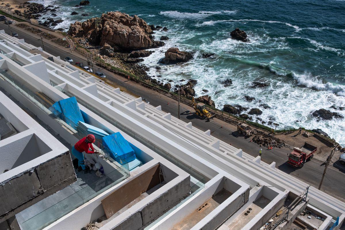 Thumbnail of El Pais / Asfixiadas por proyectos inmobiliarios: así es como apenas sobreviven las costas de Chile